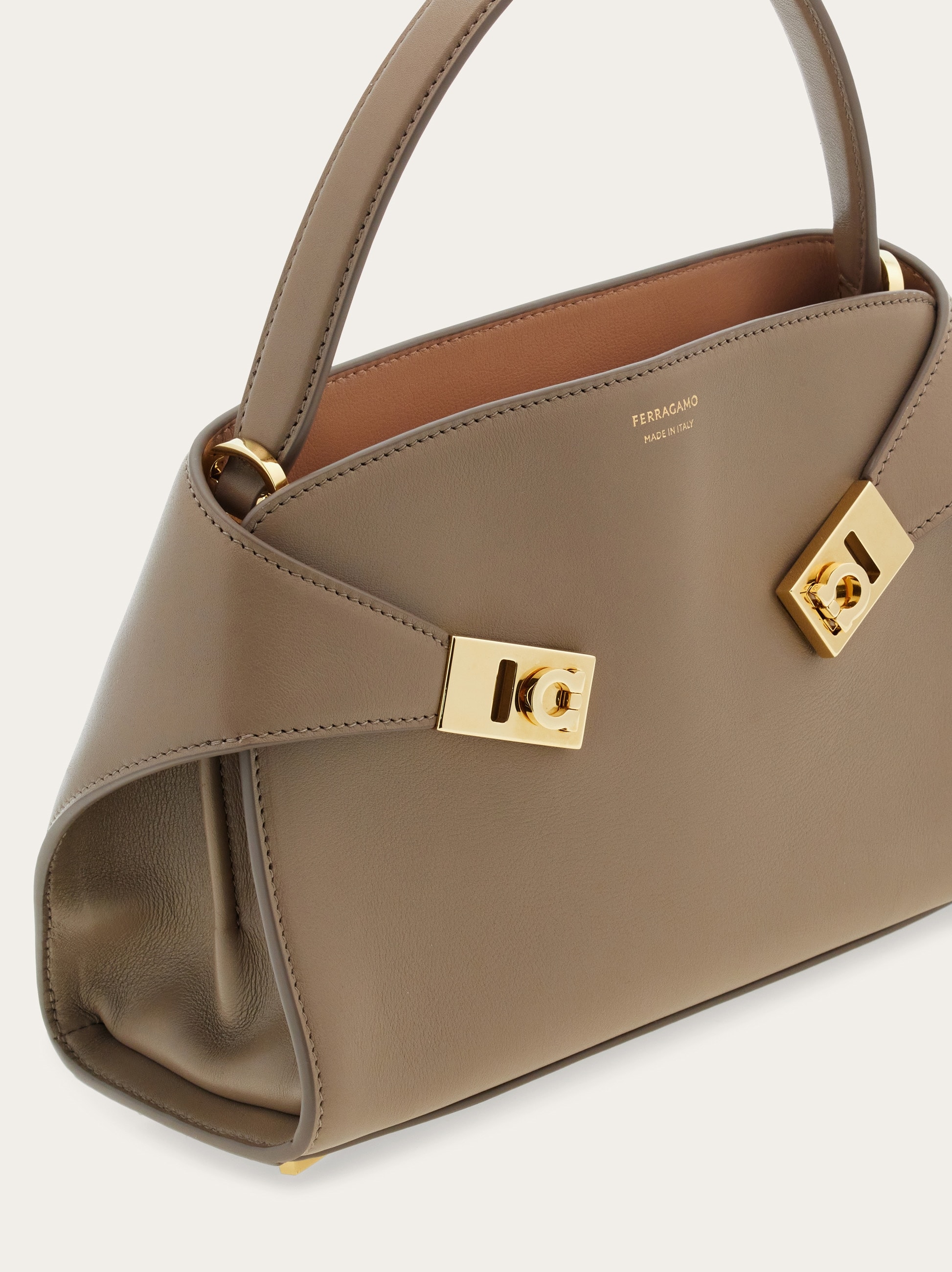 Hug ソフト バイカラーハンドバッグ(XS) - ウィメンズ | Ferragamo