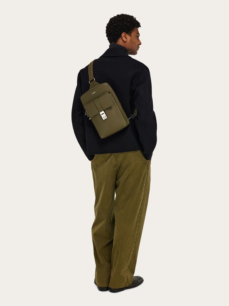 Hug バックル スリングバッグ Gallery image 2