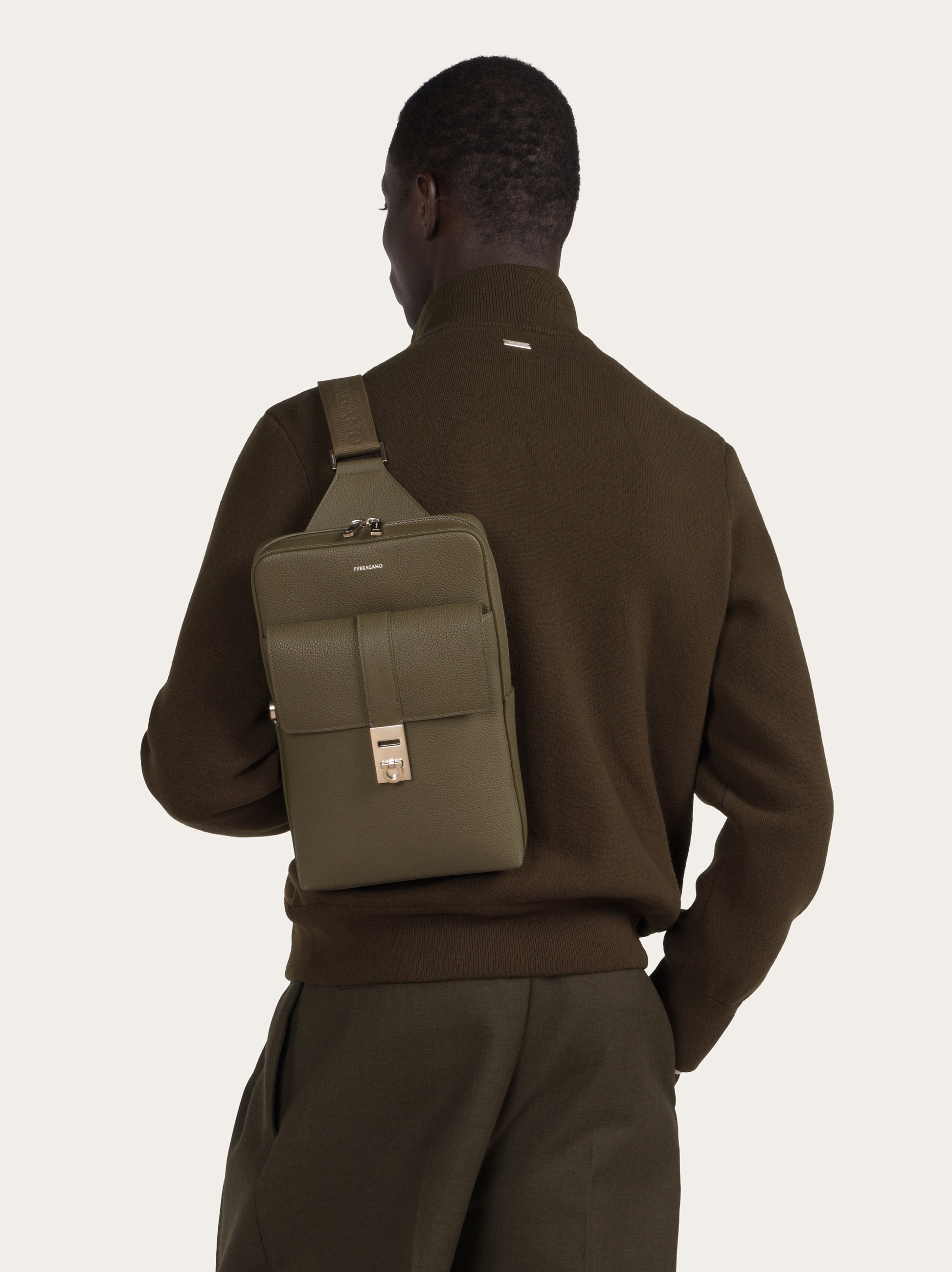 Hug バックル スリングバッグ - メンズ | Ferragamo