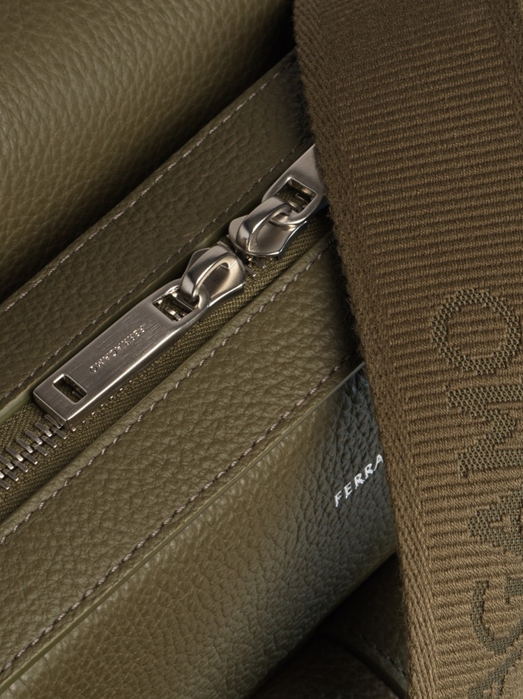 Hug buckle sling bag Gallery image 7