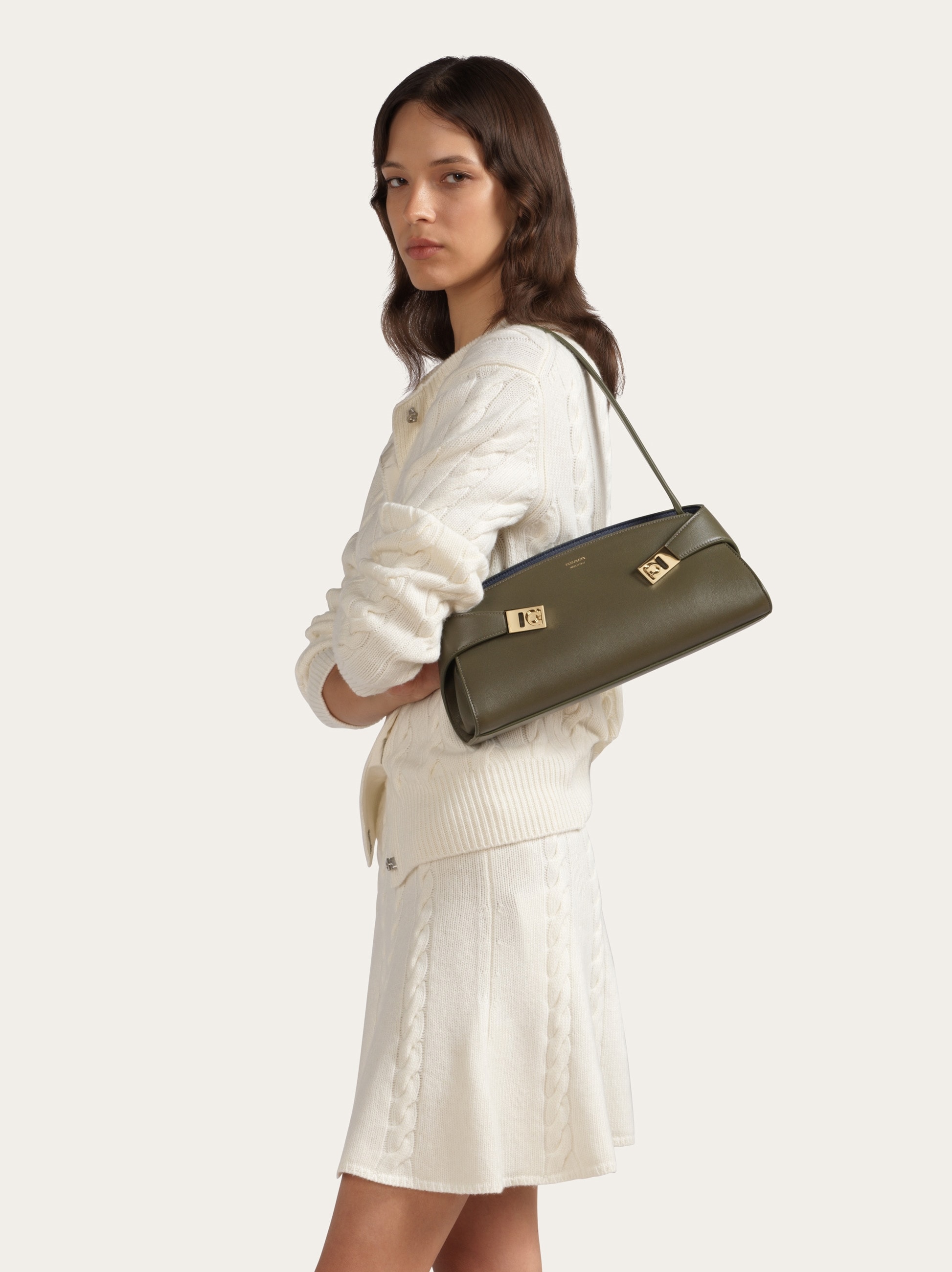 East-West Hug ショルダーバッグ - ウィメンズ | Ferragamo