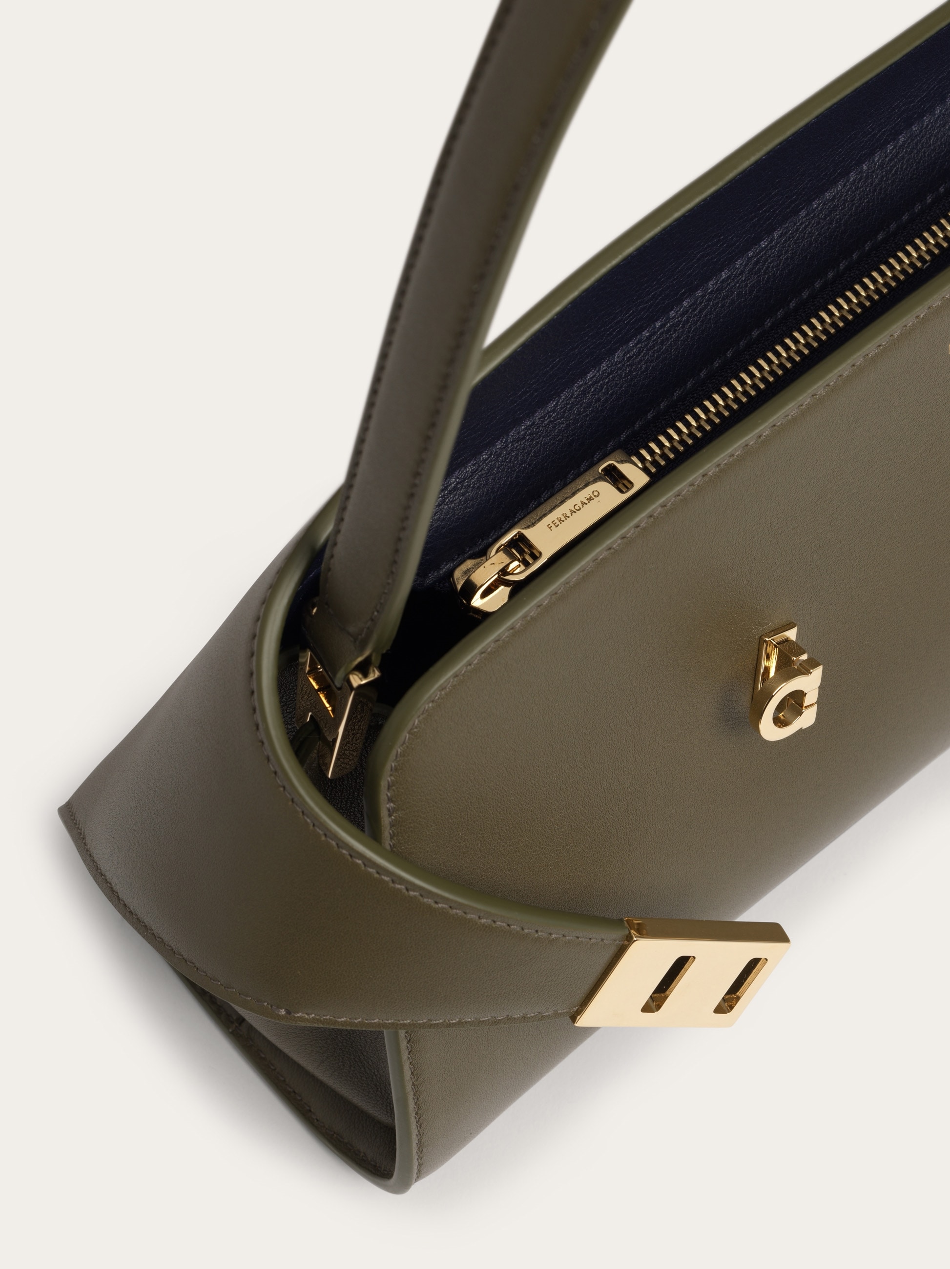 East-West Hug ショルダーバッグ - ウィメンズ | Ferragamo