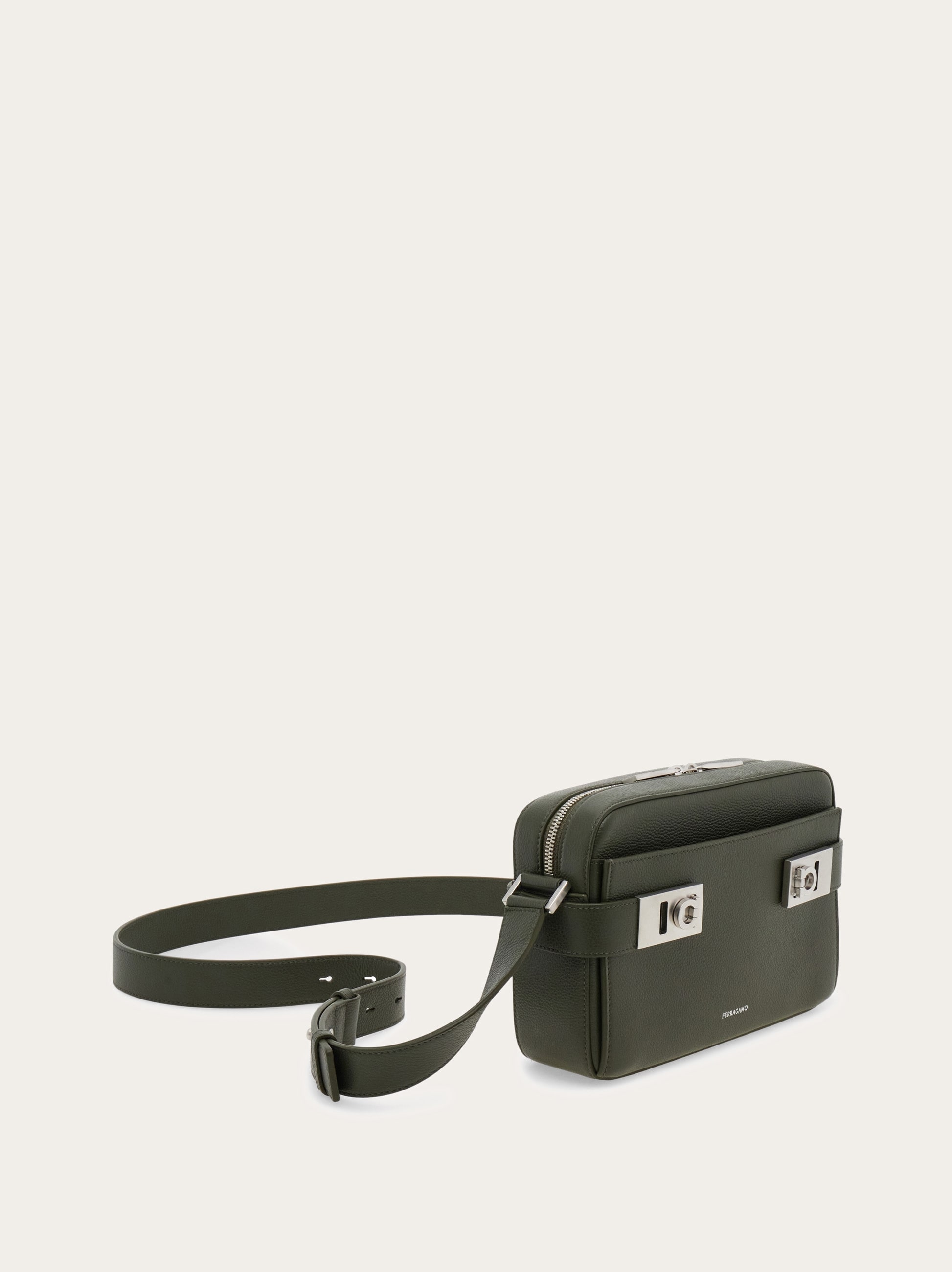 MADE IN　ITALY　ショルダーバック　Ferragamo ガンチーニ ショルダーバッグ - メンズ | Ferragamo