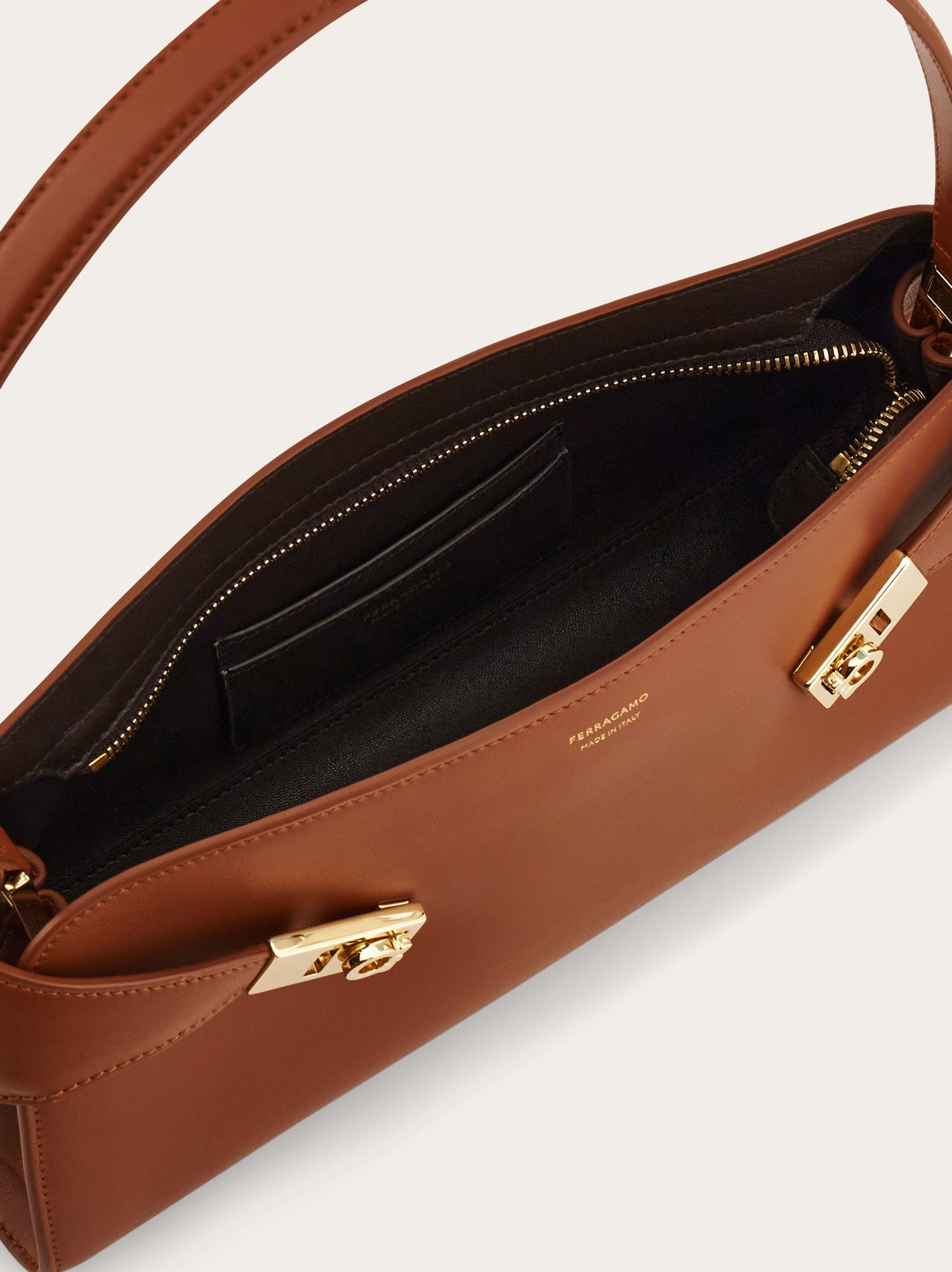 FERRAGAMO ダークブラウン レザー ショルダーバッグ East-West Hug ショルダーバッグ - ウィメンズ | Ferragamo