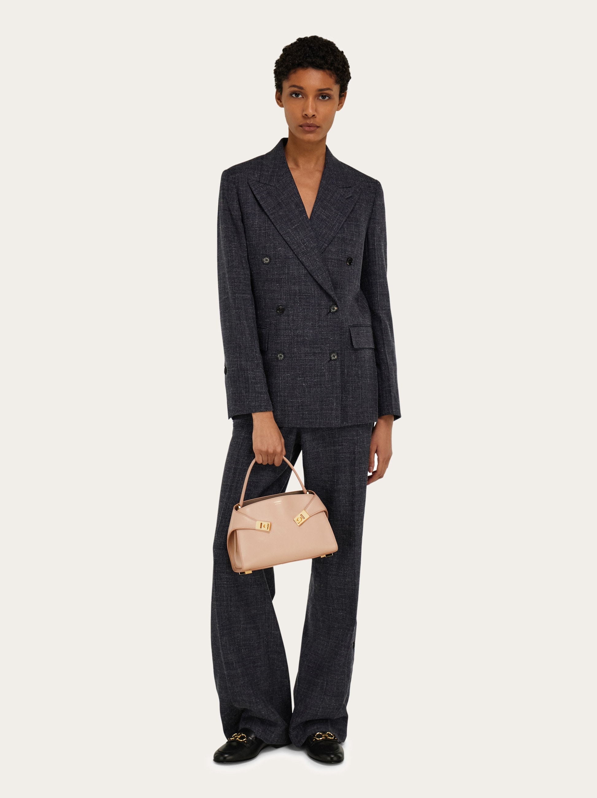 Hug ソフト バイカラーハンドバッグ(XS) - ウィメンズ | Ferragamo