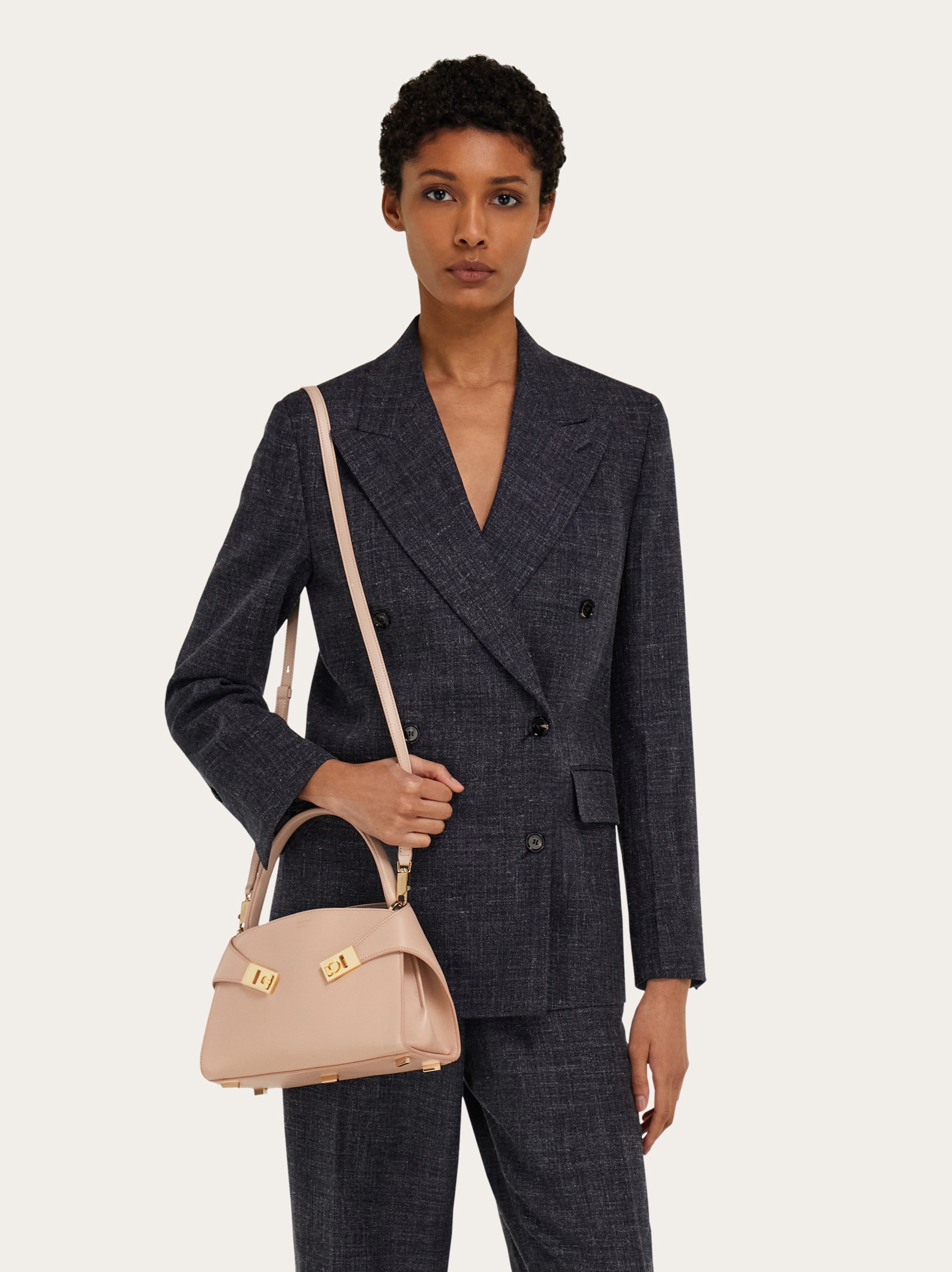 Hug ソフト バイカラーハンドバッグ(XS) - ウィメンズ | Ferragamo