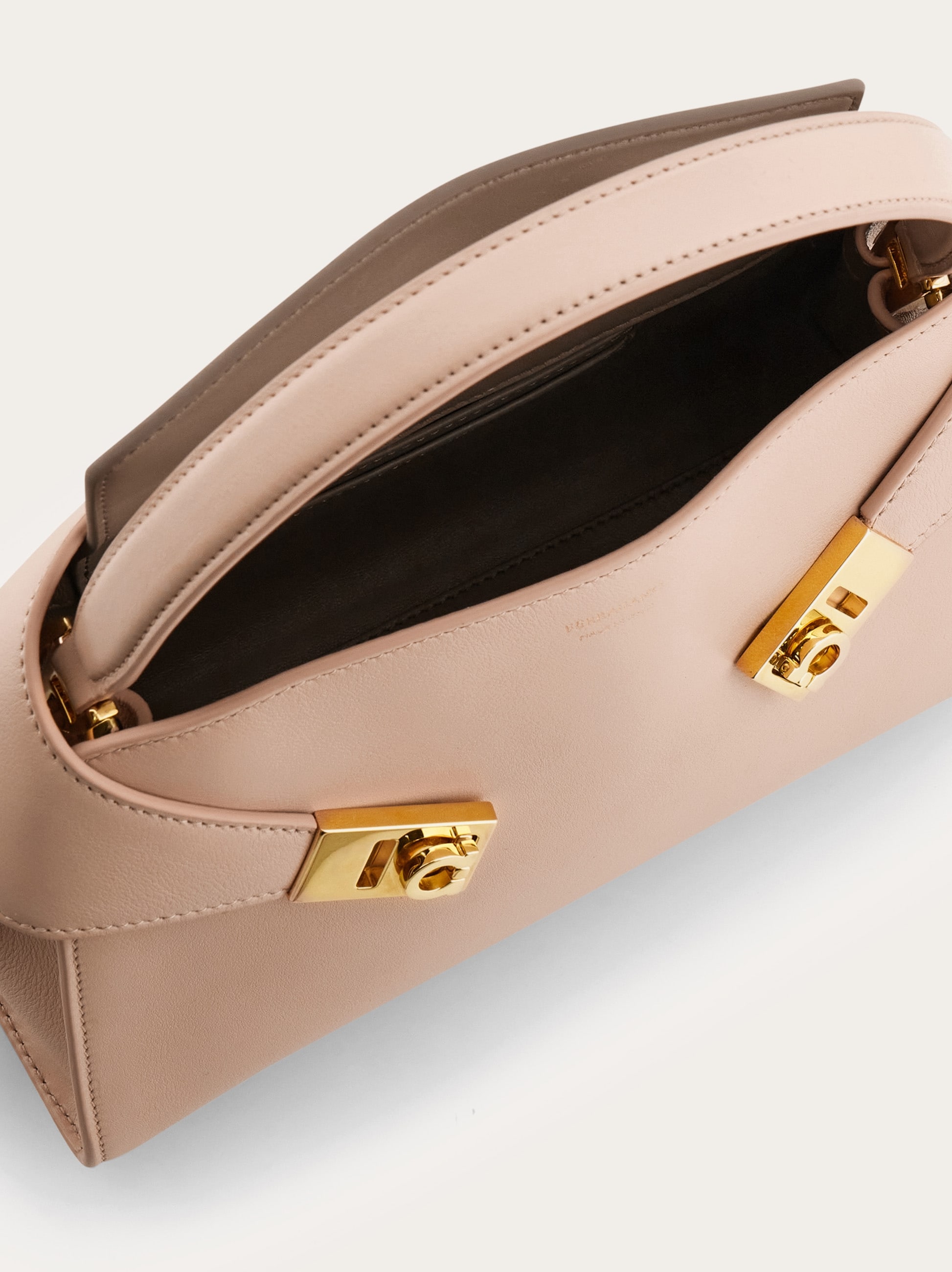 Hug ソフト バイカラーハンドバッグ(XS) - ウィメンズ | Ferragamo