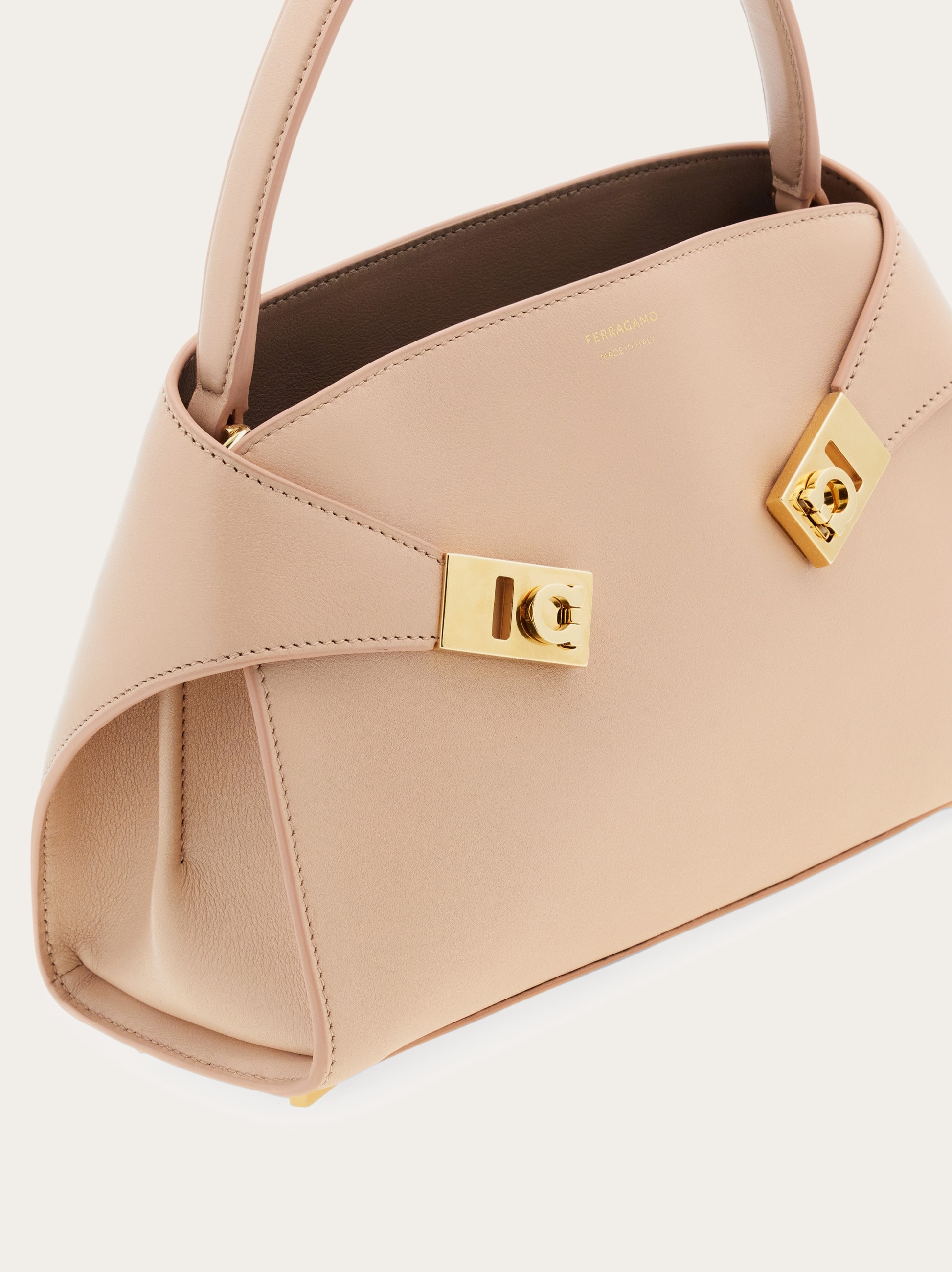 Hug ソフト バイカラーハンドバッグ(XS) - ウィメンズ | Ferragamo