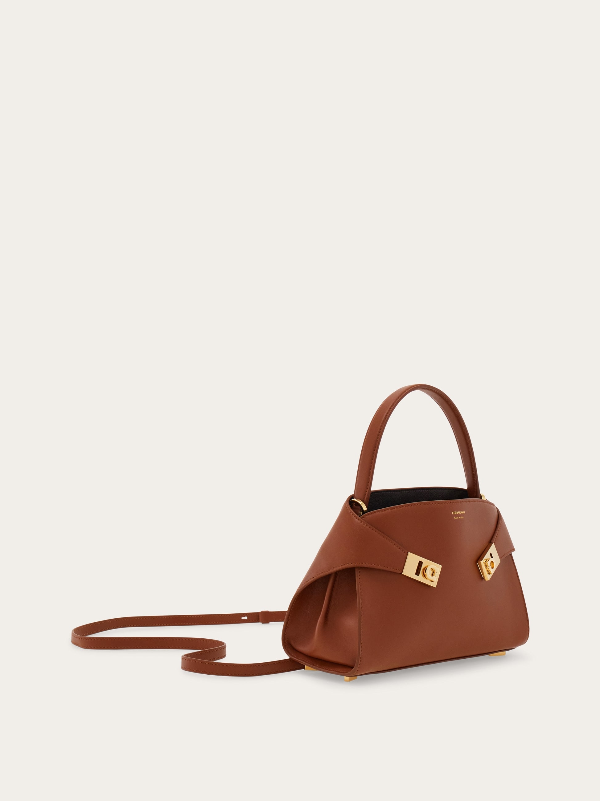 Hug ソフト バイカラーハンドバッグ(XS) - ウィメンズ | Ferragamo