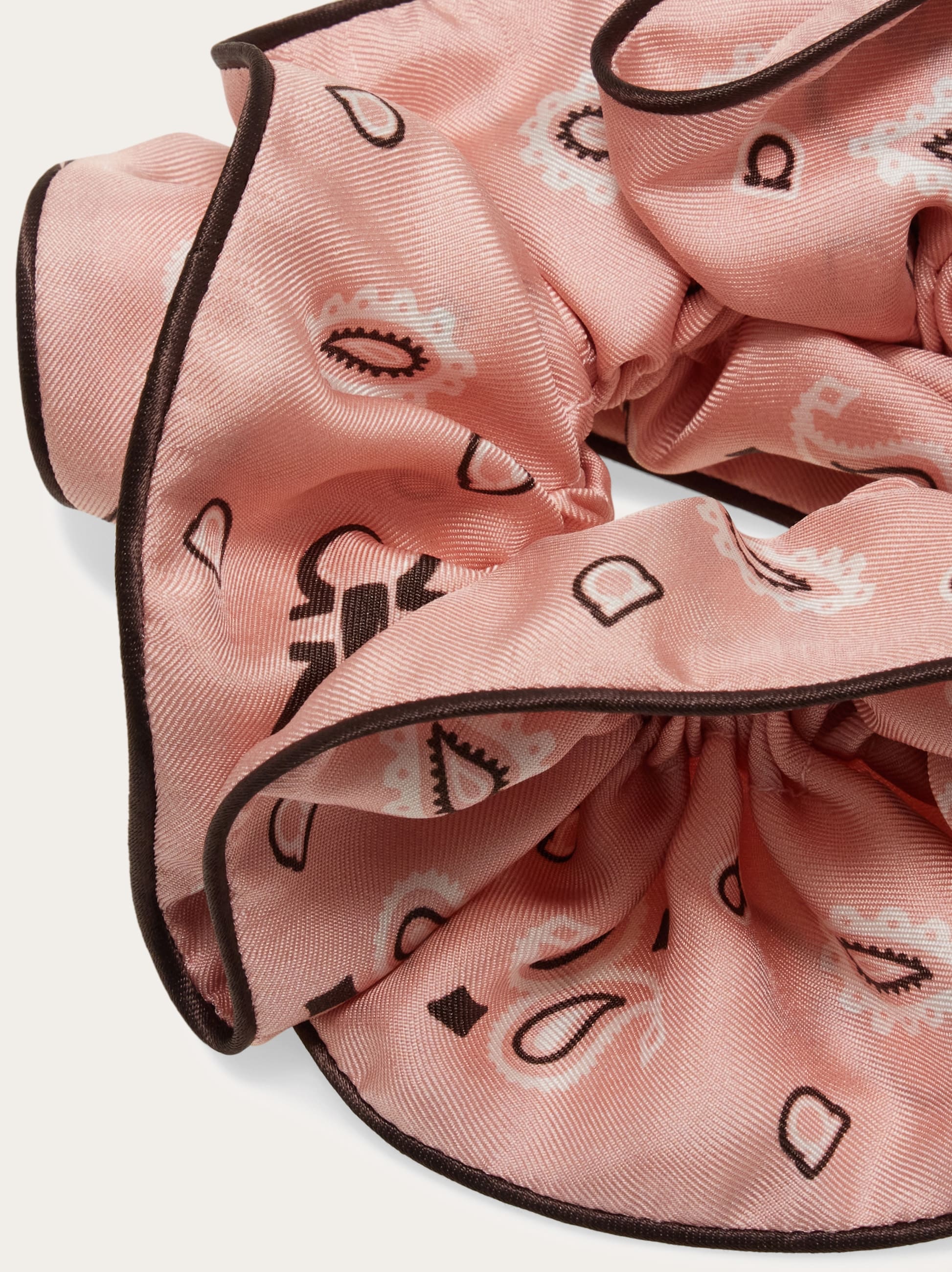 Arabesque print silk scrunchie - Women | Ferragamo