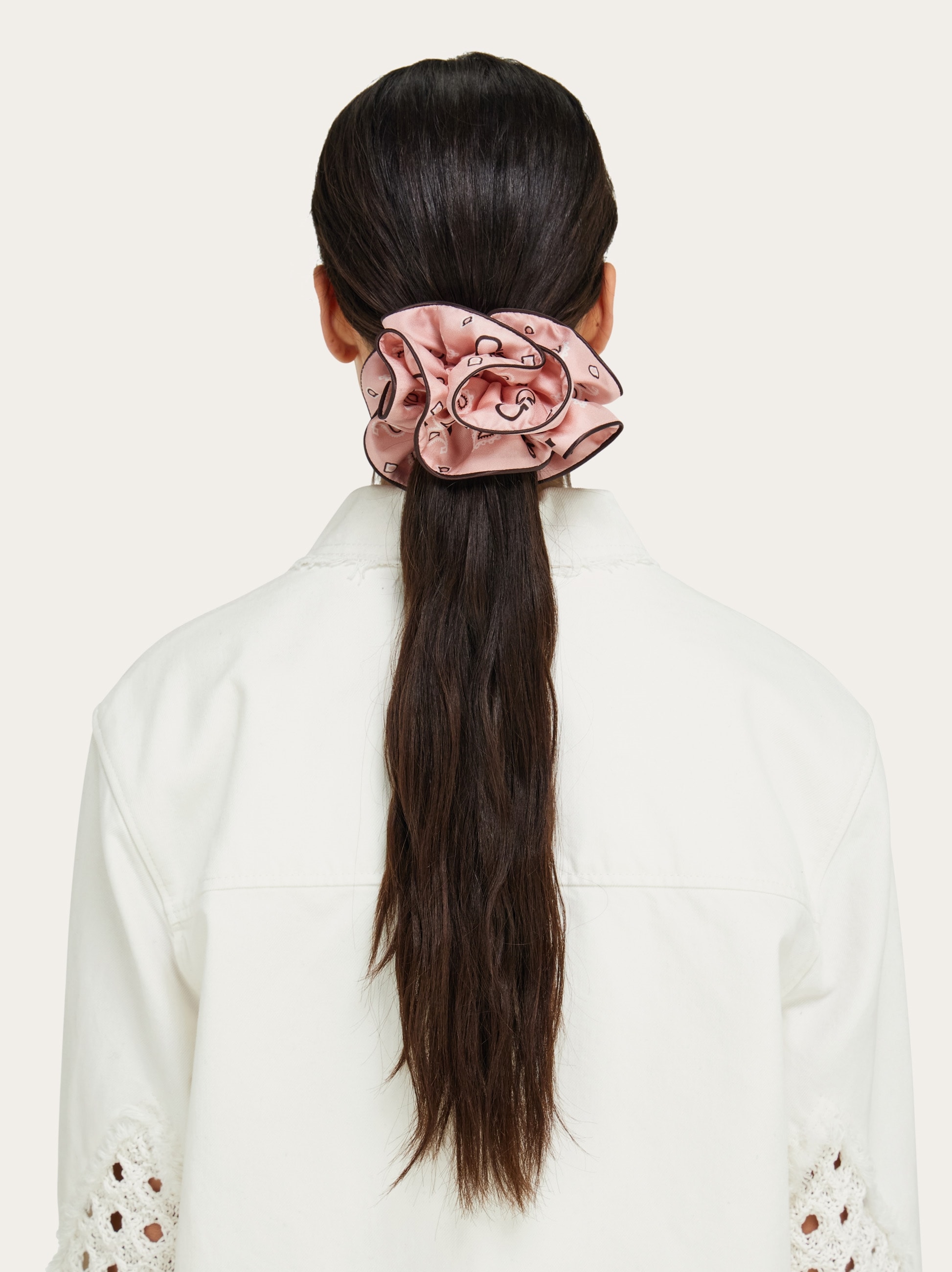 Arabesque print silk scrunchie - Women | Ferragamo