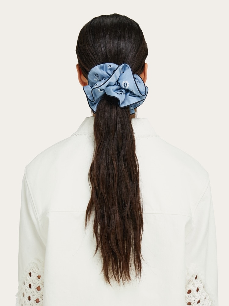 Arabesque print silk scrunchie Gallery image 3