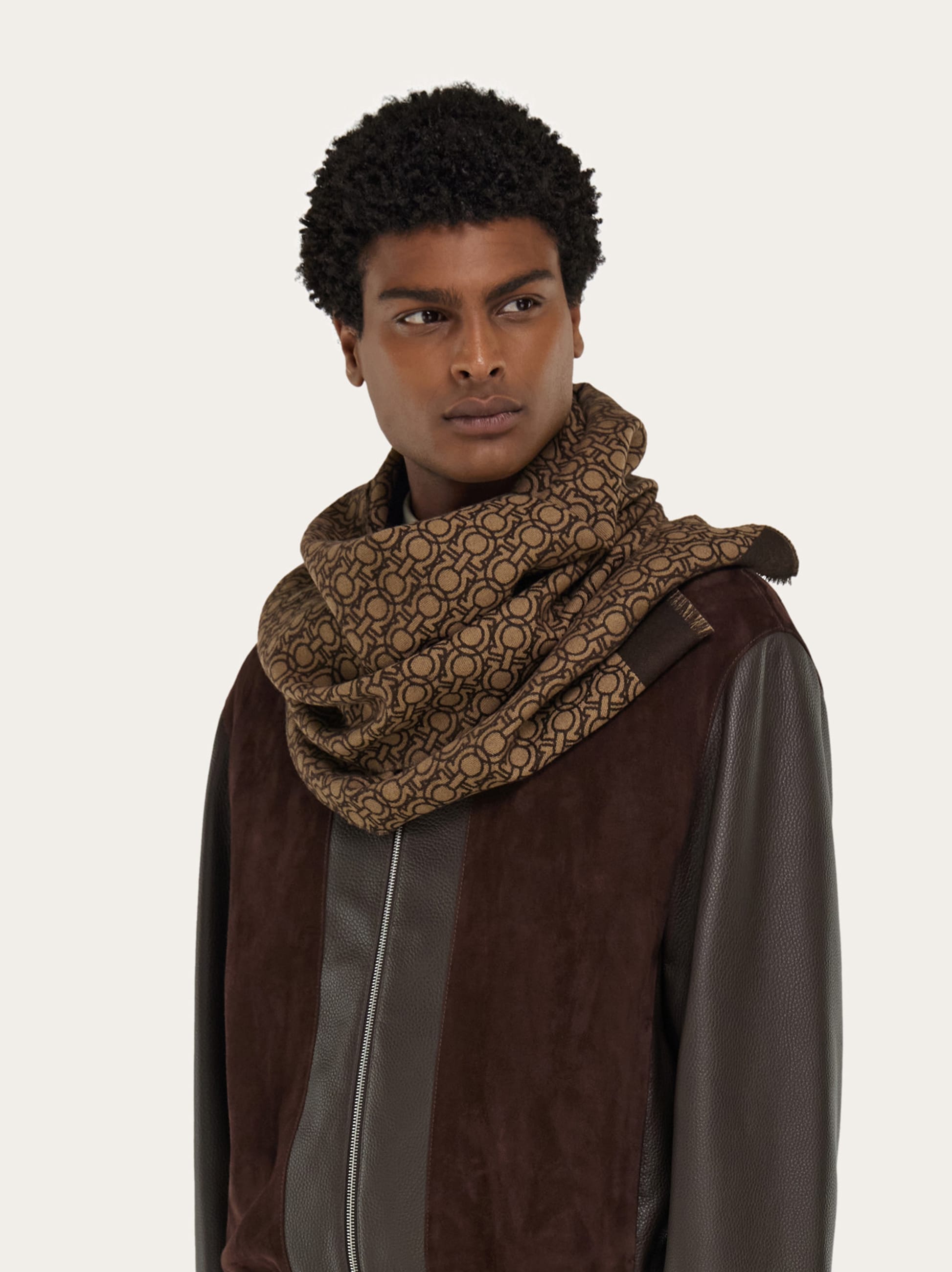 Salvatore Ferragamo ブラウン ストール Gancini chain scarf - Men | Ferragamo