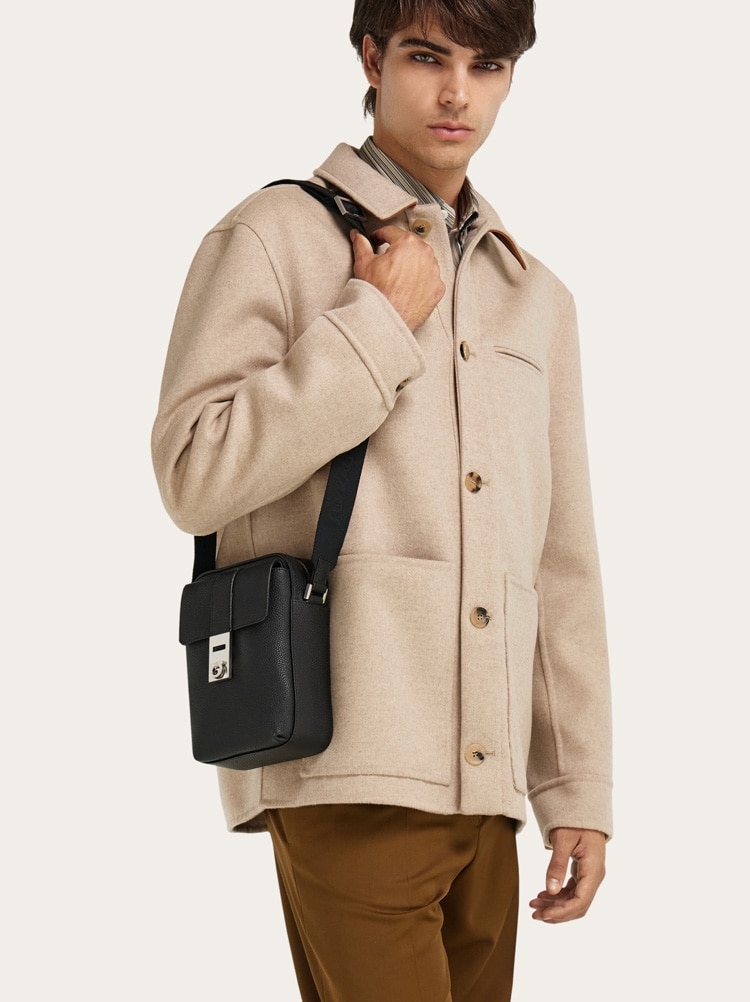 Hug buckle cross body bag Gallery image 2