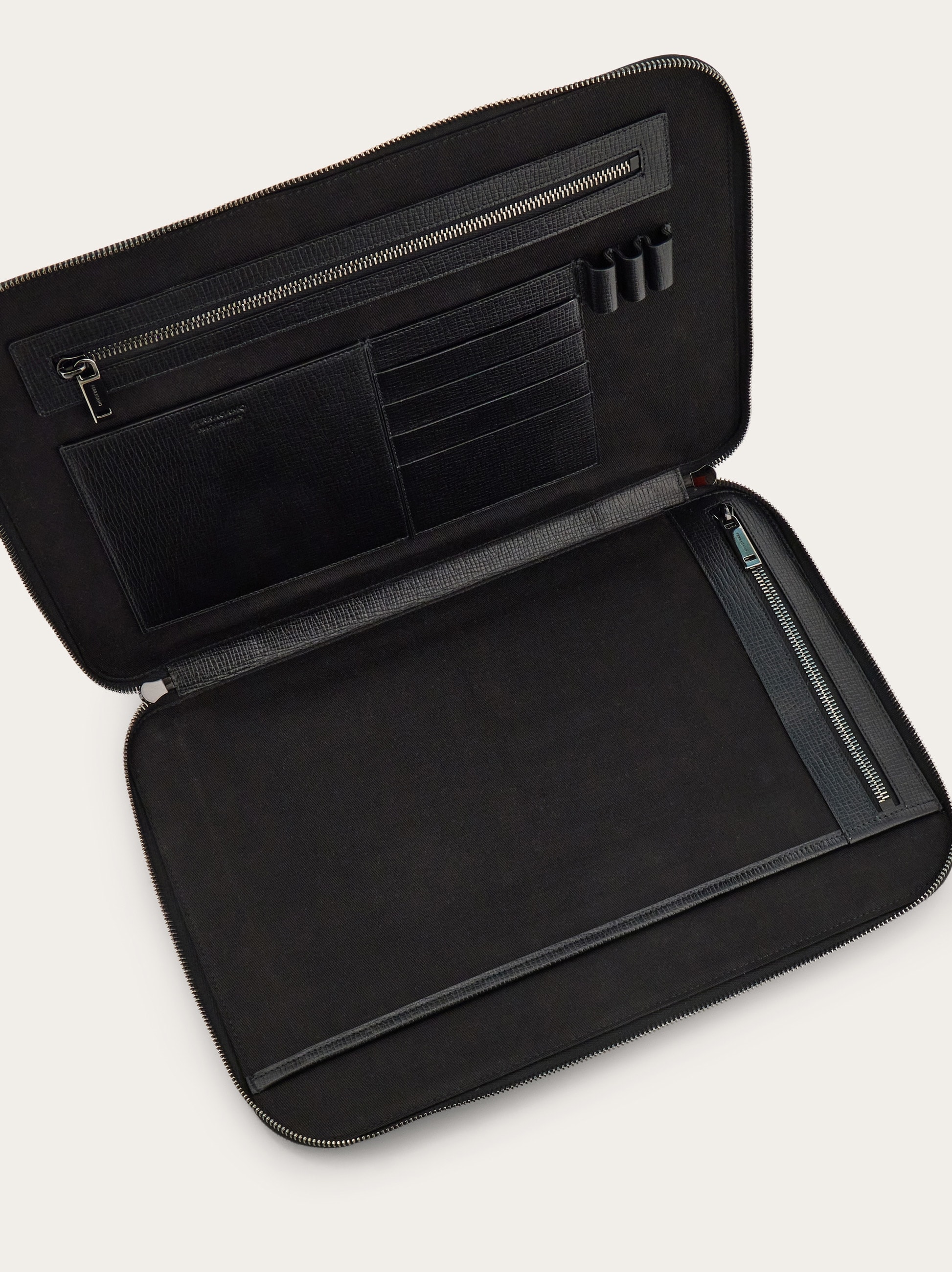 Salvatore Ferragamo ペンケース Gancini document holder - Men | Ferragamo