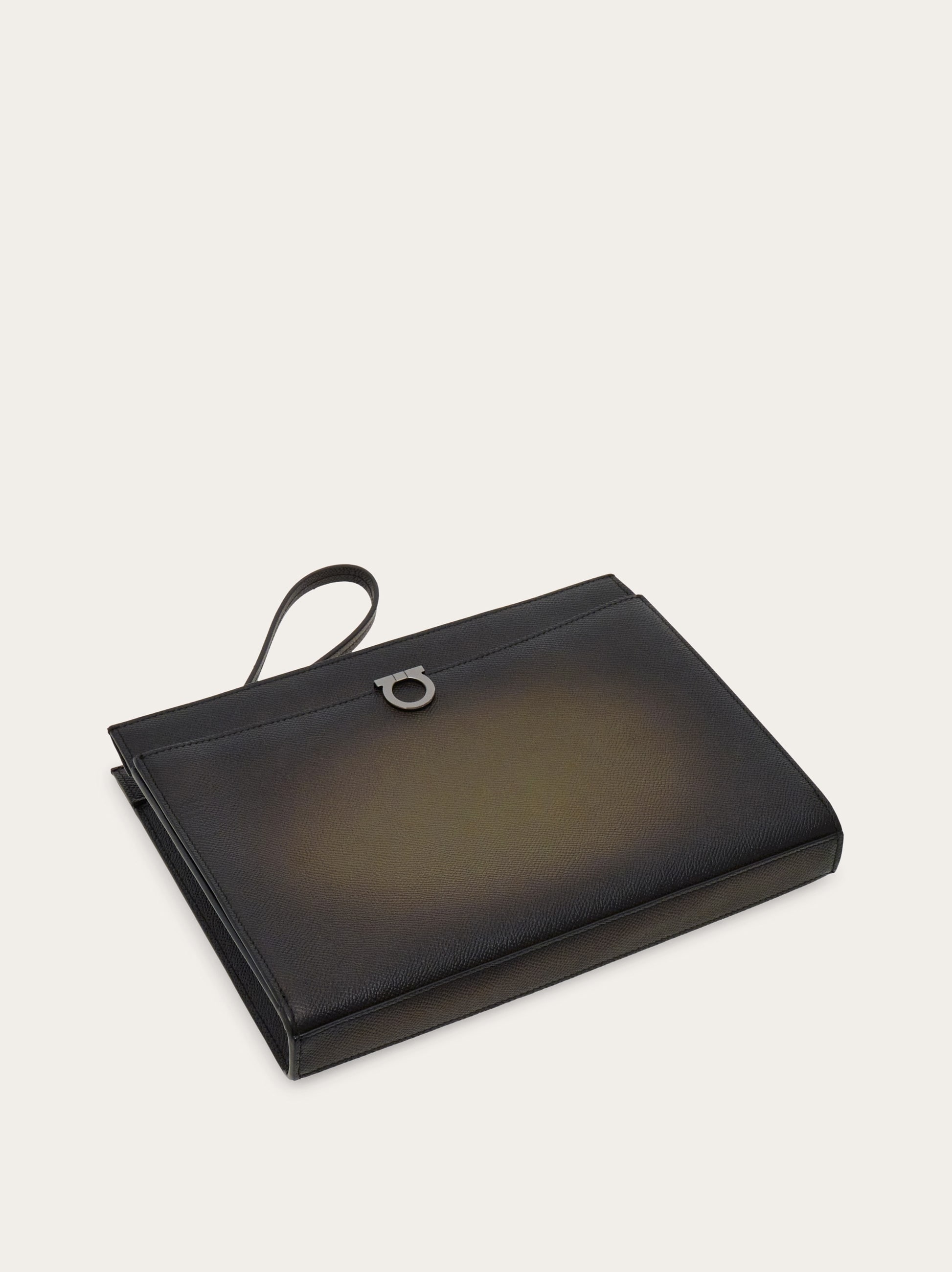 フェラガモのメンズ、ガンチーニコレクションのクラッチバック(正規品) ガンチーニ クラッチバッグ - メンズ | Ferragamo