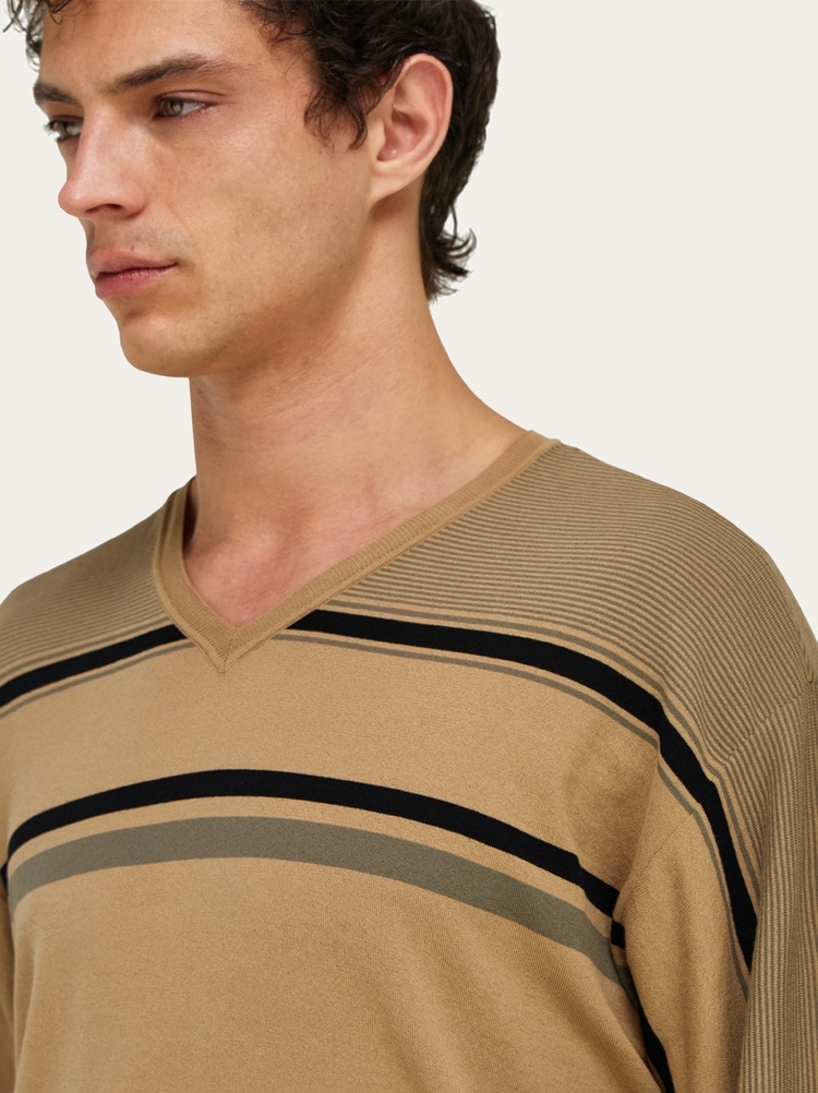 V-neck sweater Gallery image 4
