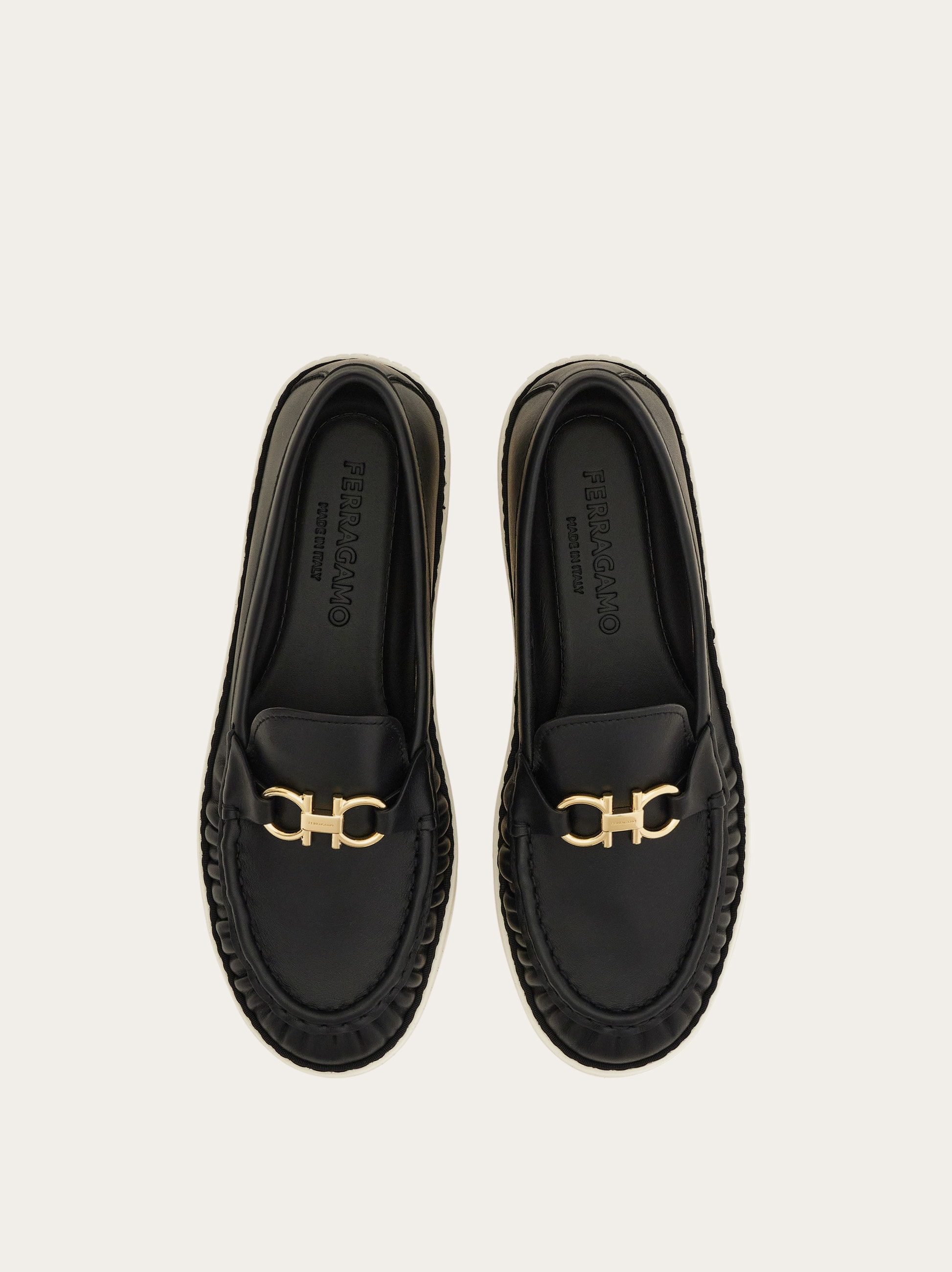 Ferragamo 黒ゴールドチェーン付き靴 Gancini ornament loafer - Women | Ferragamo