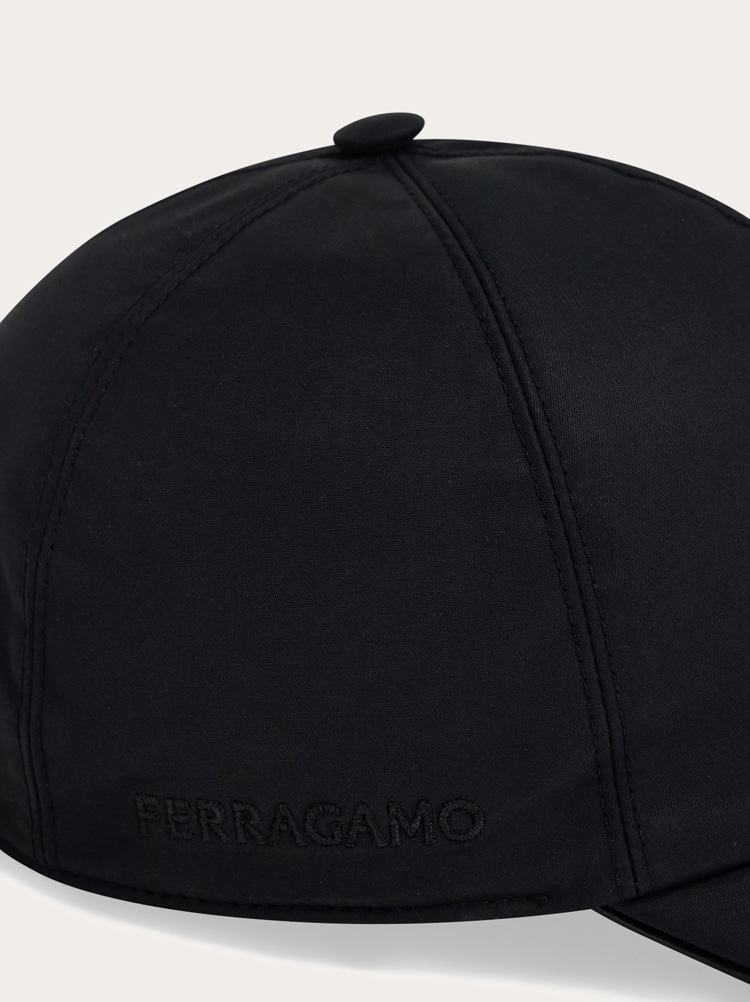 Gorra con firma Gallery image 2