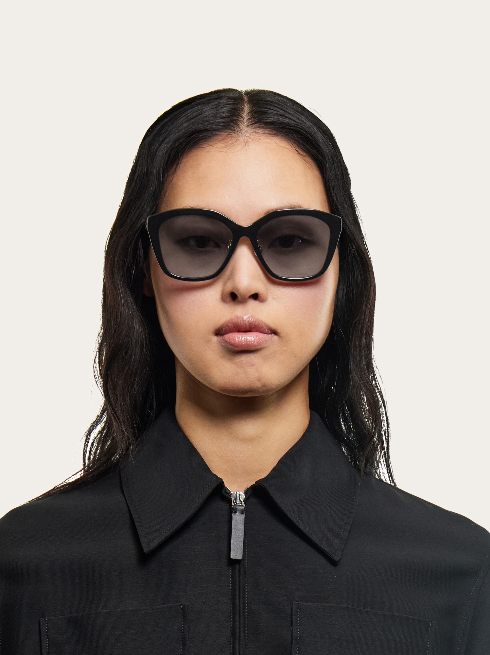 FERRAGAMO ウィメンズサングラス ブラック/グラデーション バタフライフレームサングラス - ウィメンズ | Ferragamo
