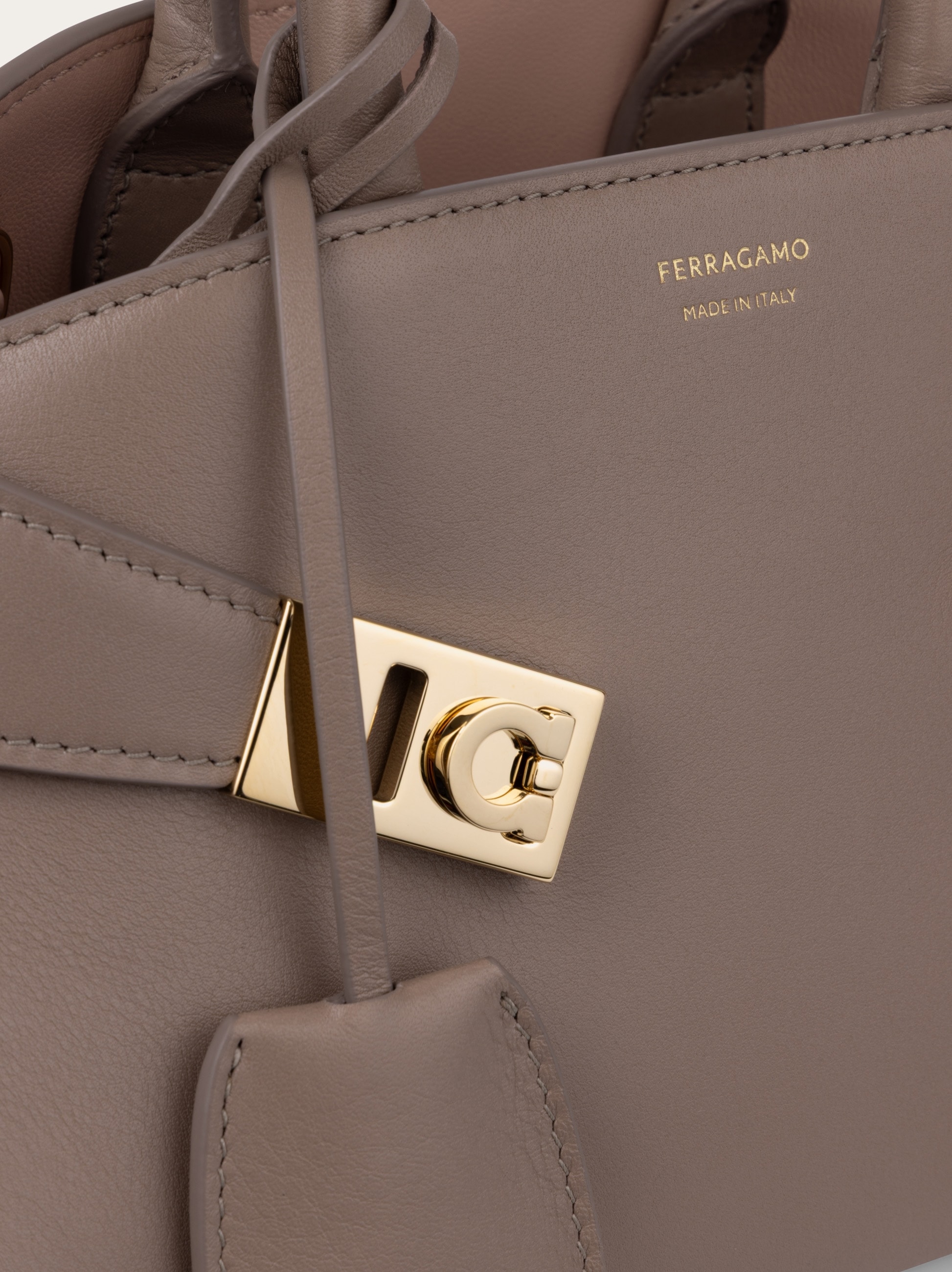 Hug バイカラー ハンドバッグ (XS) - ウィメンズ | Ferragamo