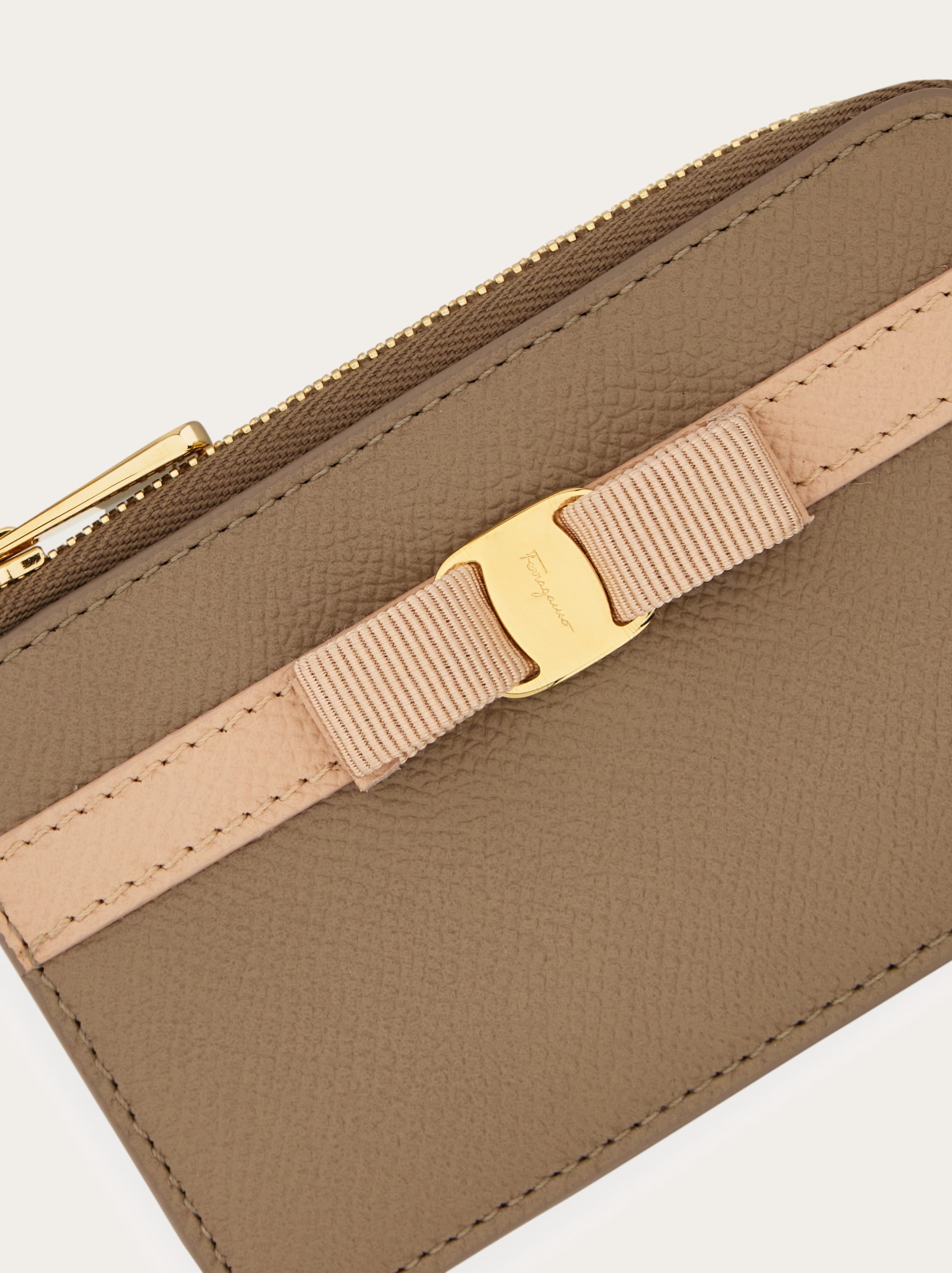 希少カラー SalvatoreFerragamo ヴァラリボン ケース 日本限定商品】ヴァラ リボン カードケース - ウィメンズ | Ferragamo