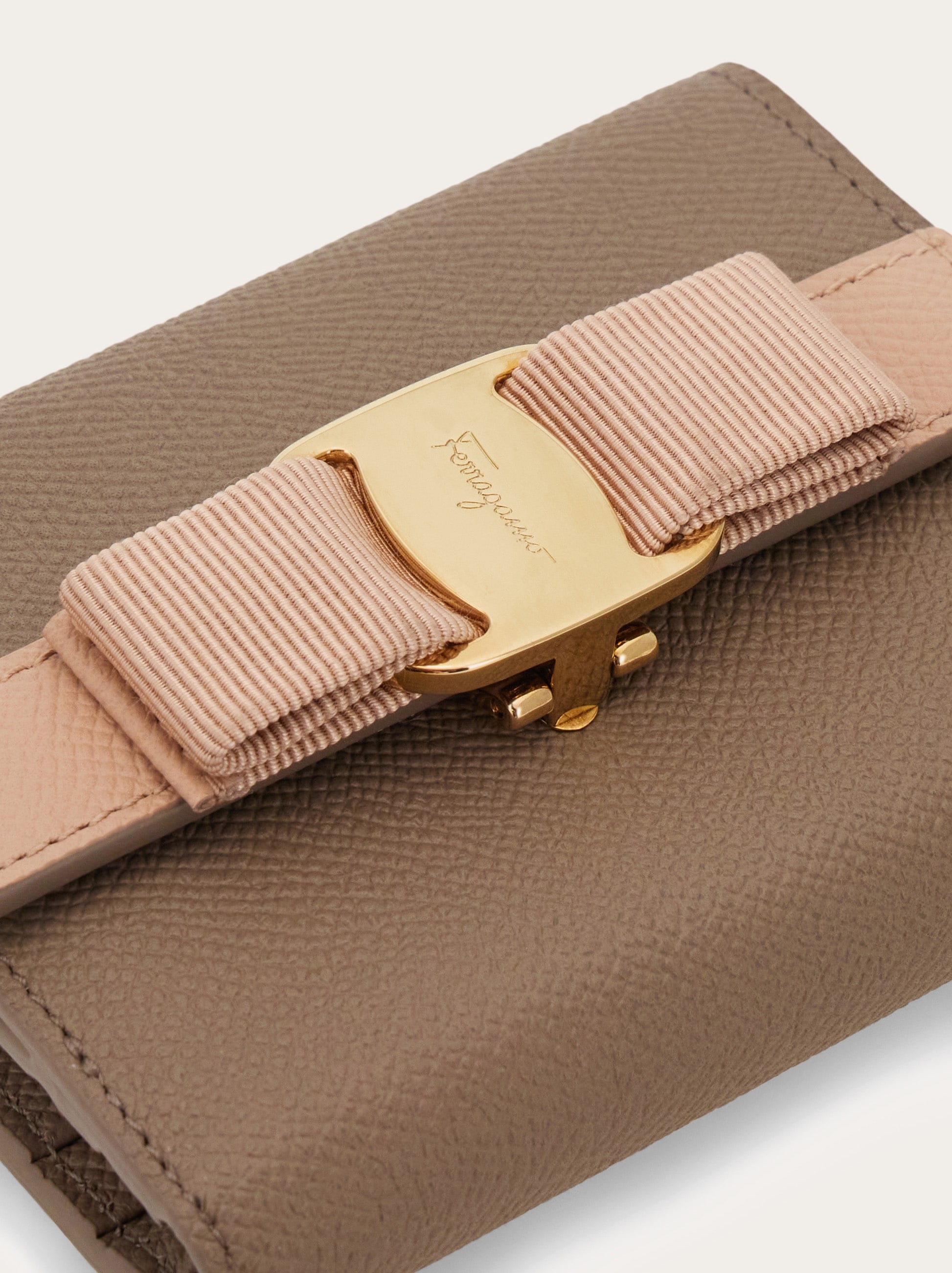 日本限定商品】ヴァラ リボン 二つ折り財布 - ウィメンズ | Ferragamo
