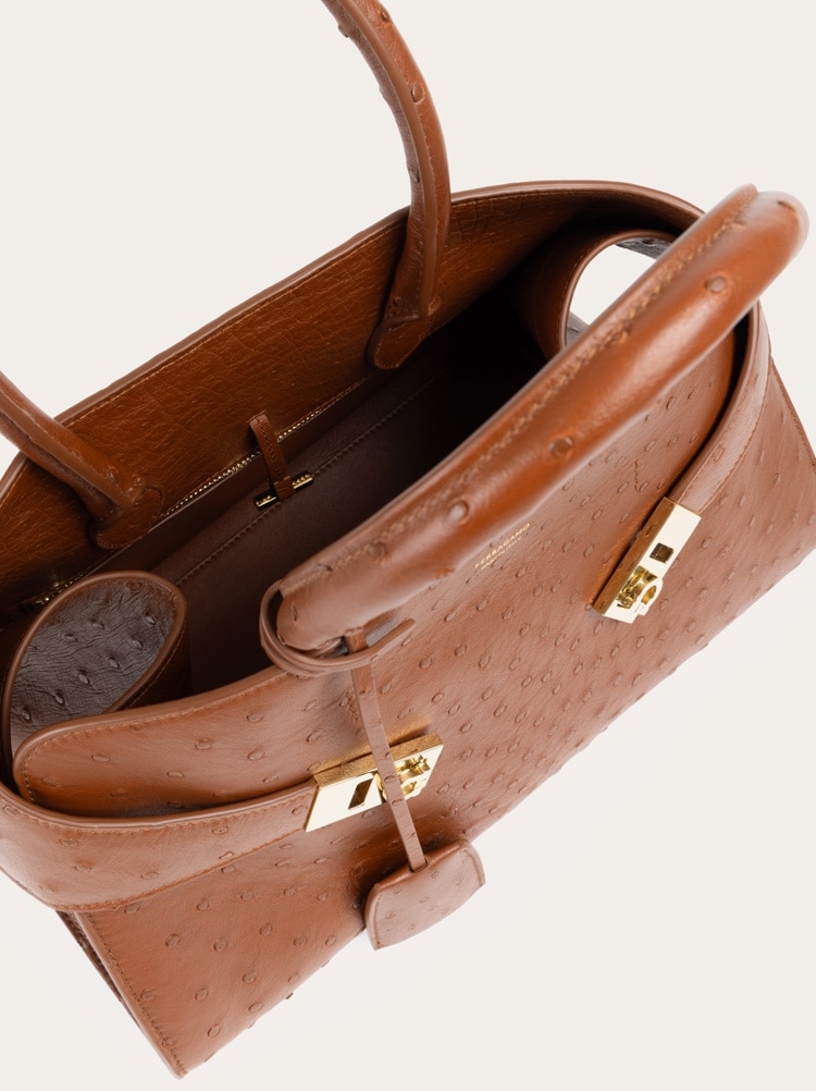 Hug handbag (M) Gallery image 4