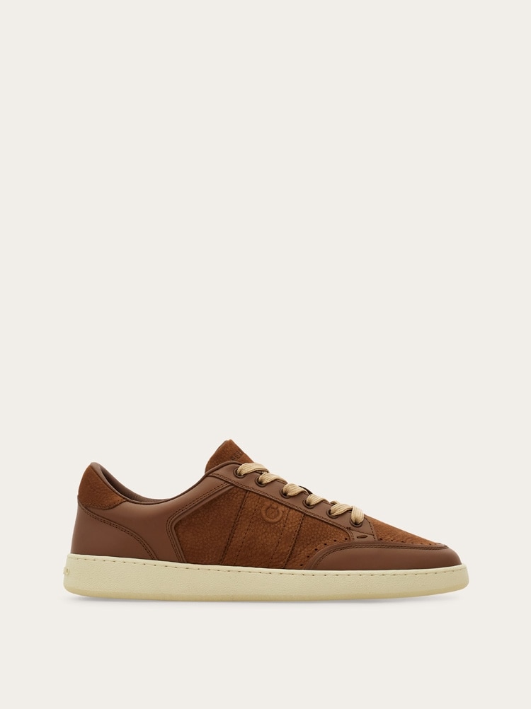 Sneakers bajas con firma Gallery image 1