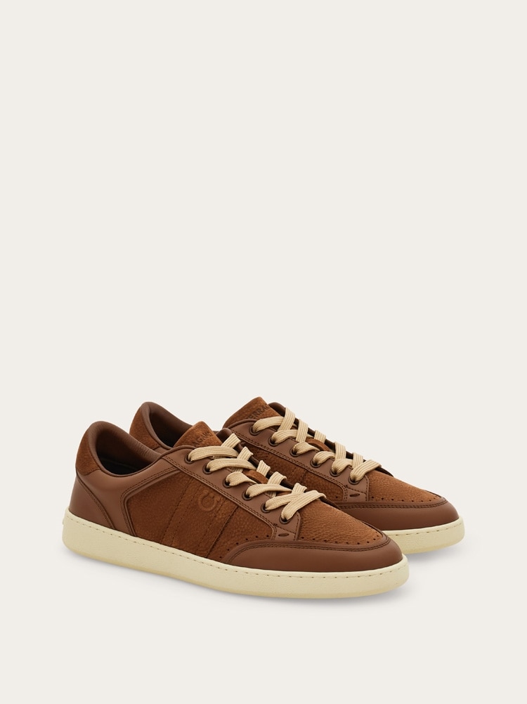 Sneakers bajas con firma Gallery image 2