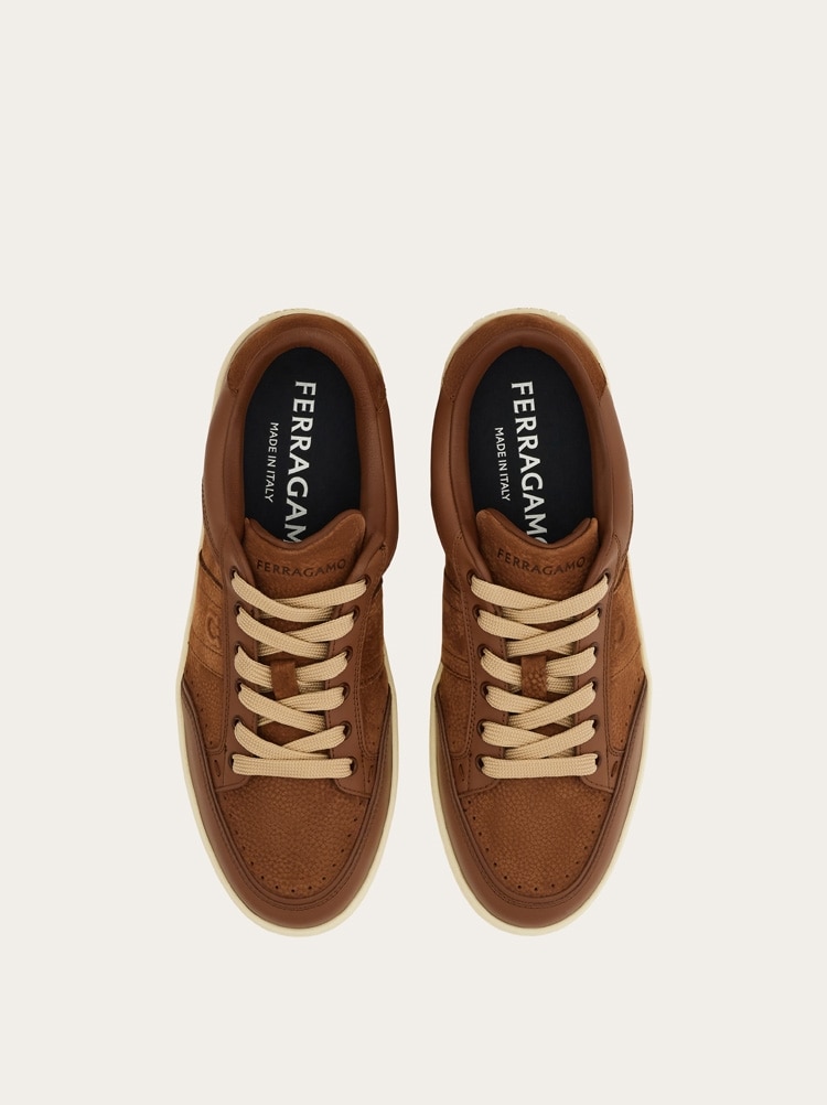 Sneakers bajas con firma Gallery image 3