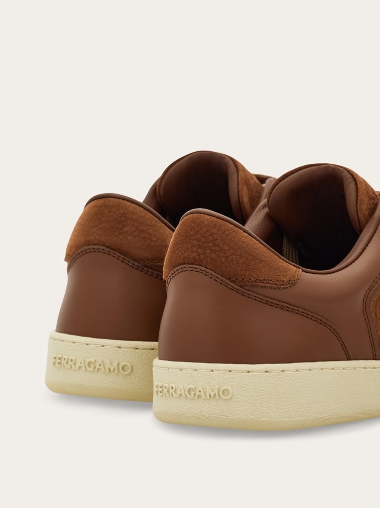 Sneakers bajas con firma Gallery image 4