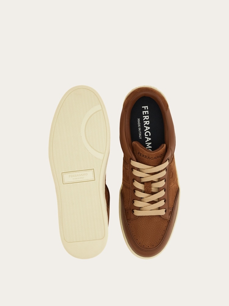 Sneakers bajas con firma Gallery image 5