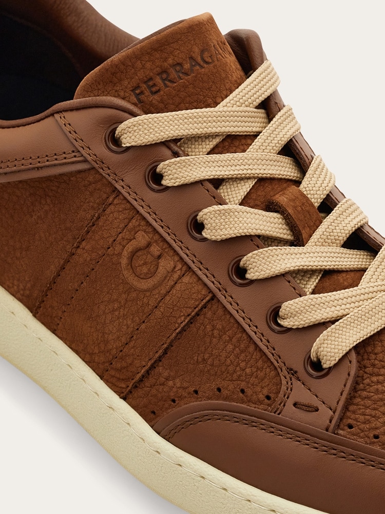 Sneakers bajas con firma Gallery image 6