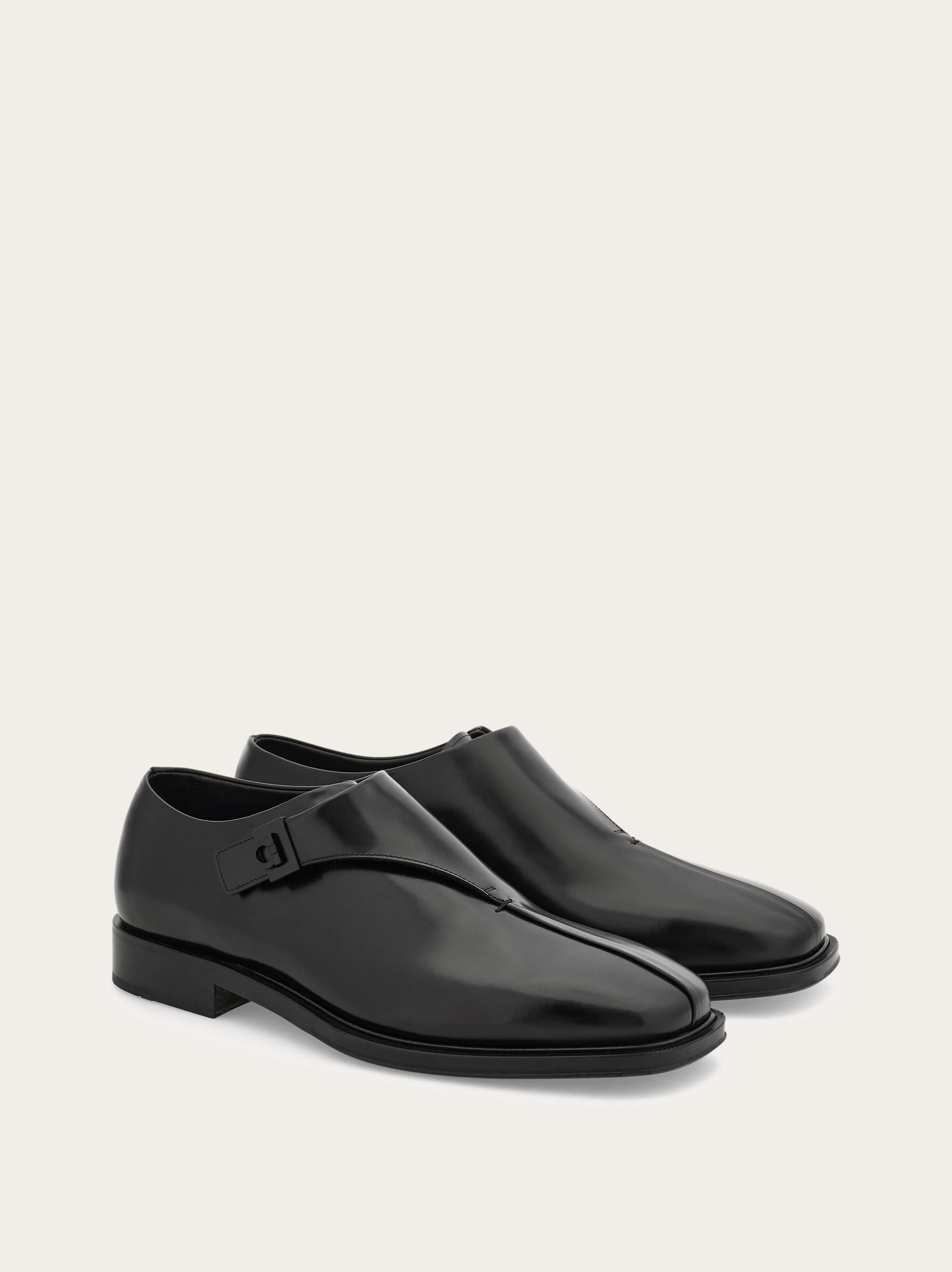 Derby shoe with Hug buckle - Men | Ferragamo
