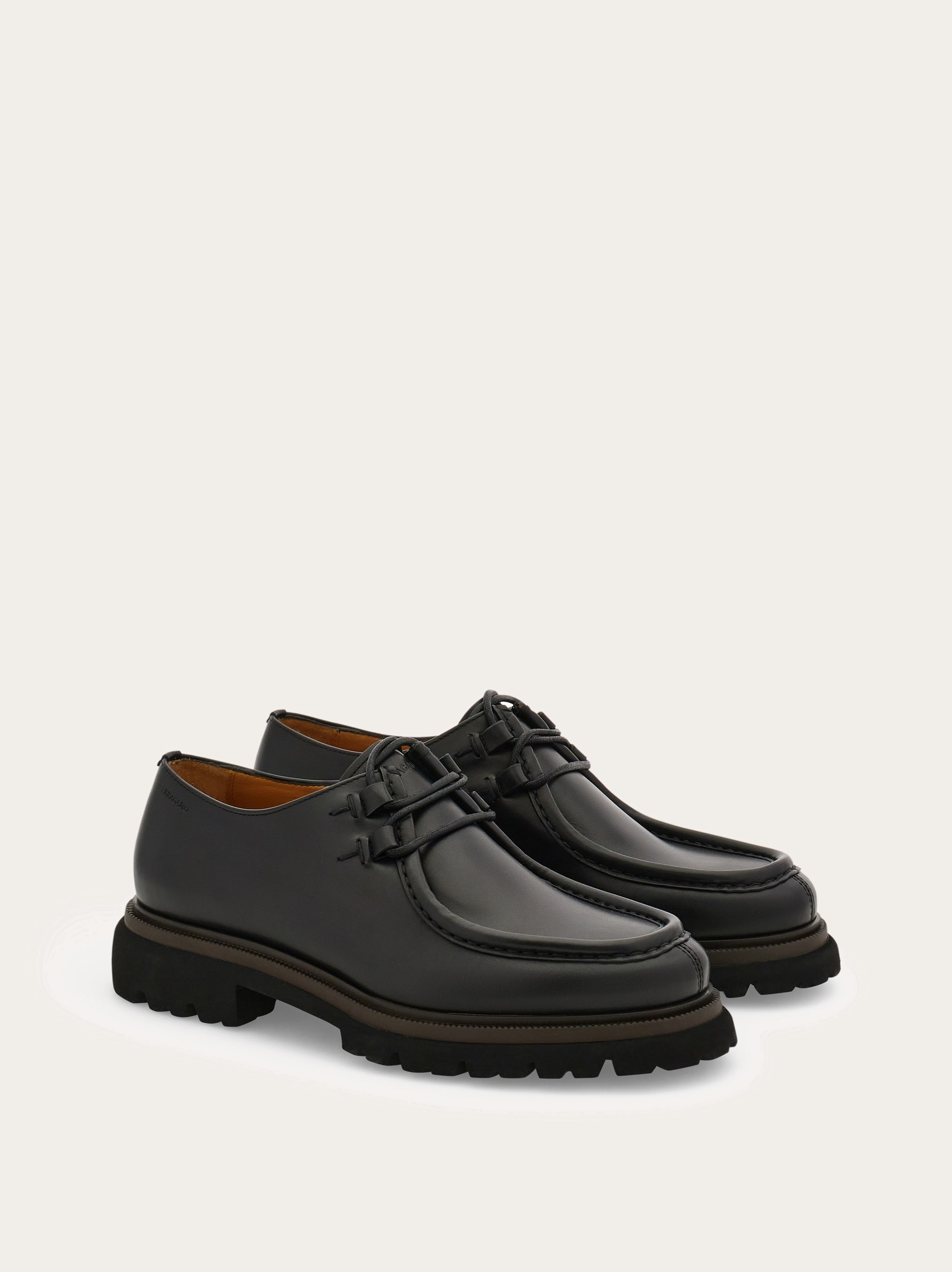 大幅セール中【新品未使用】フェラガモ ブラック レースアップ フラットシューズ レースアップシューズ - メンズ | Ferragamo