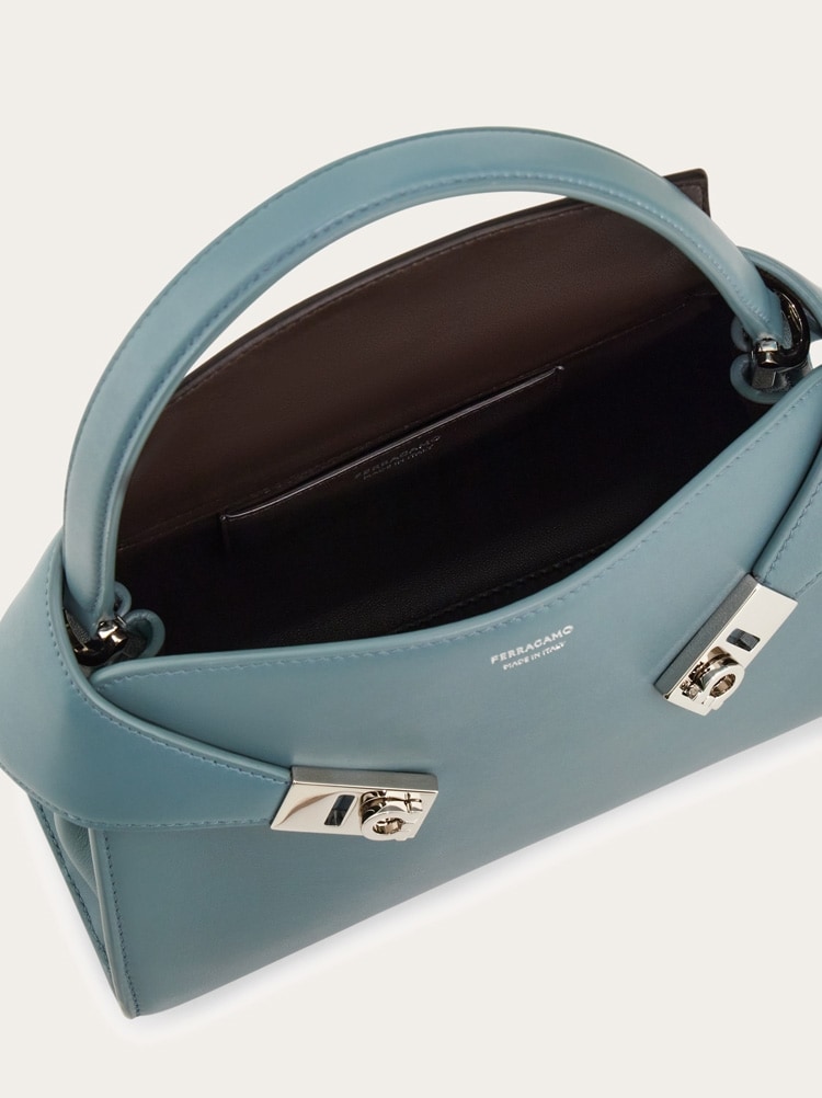Hug soft bicolor handbag (XS) Gallery image 4