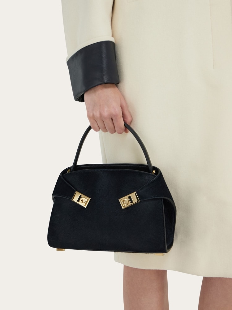 Hug soft bicolor handbag (XS) Gallery image 2