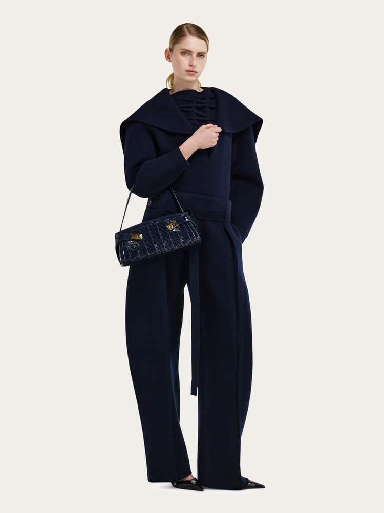 East-West Hug shoulder bag (S) Gallery image 3