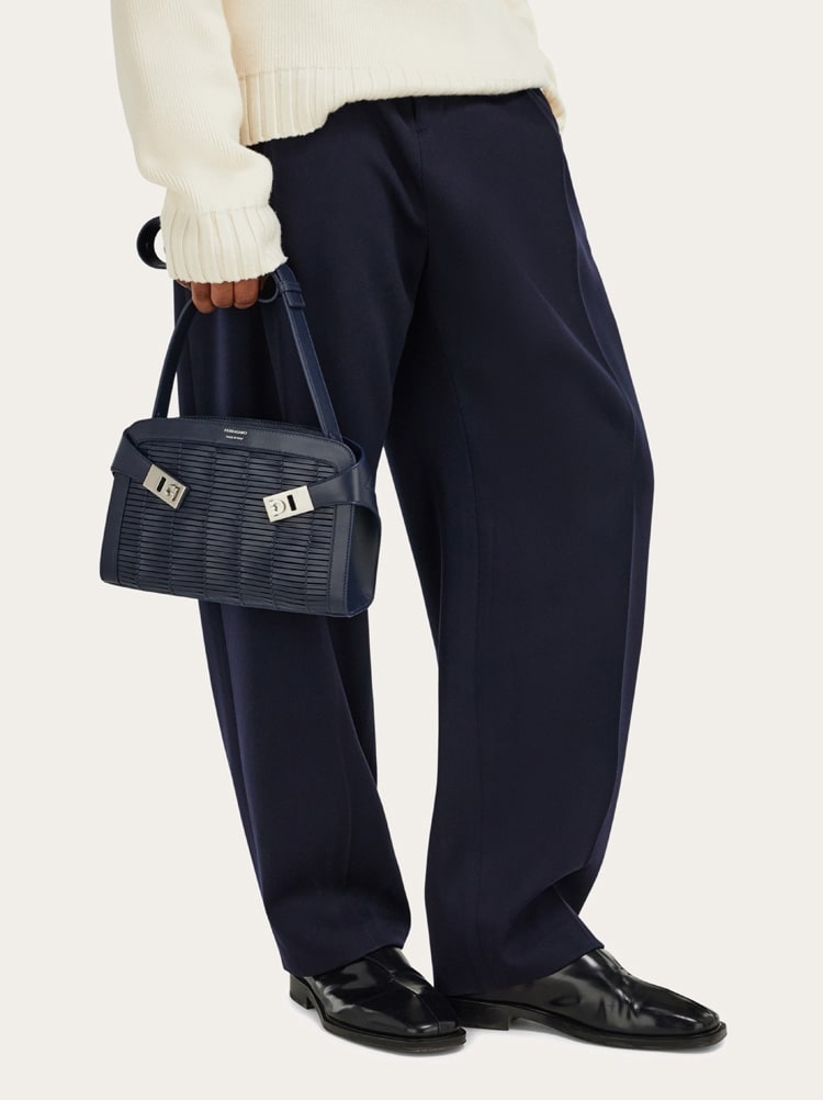 Hug shoulder bag (S) Gallery image 3