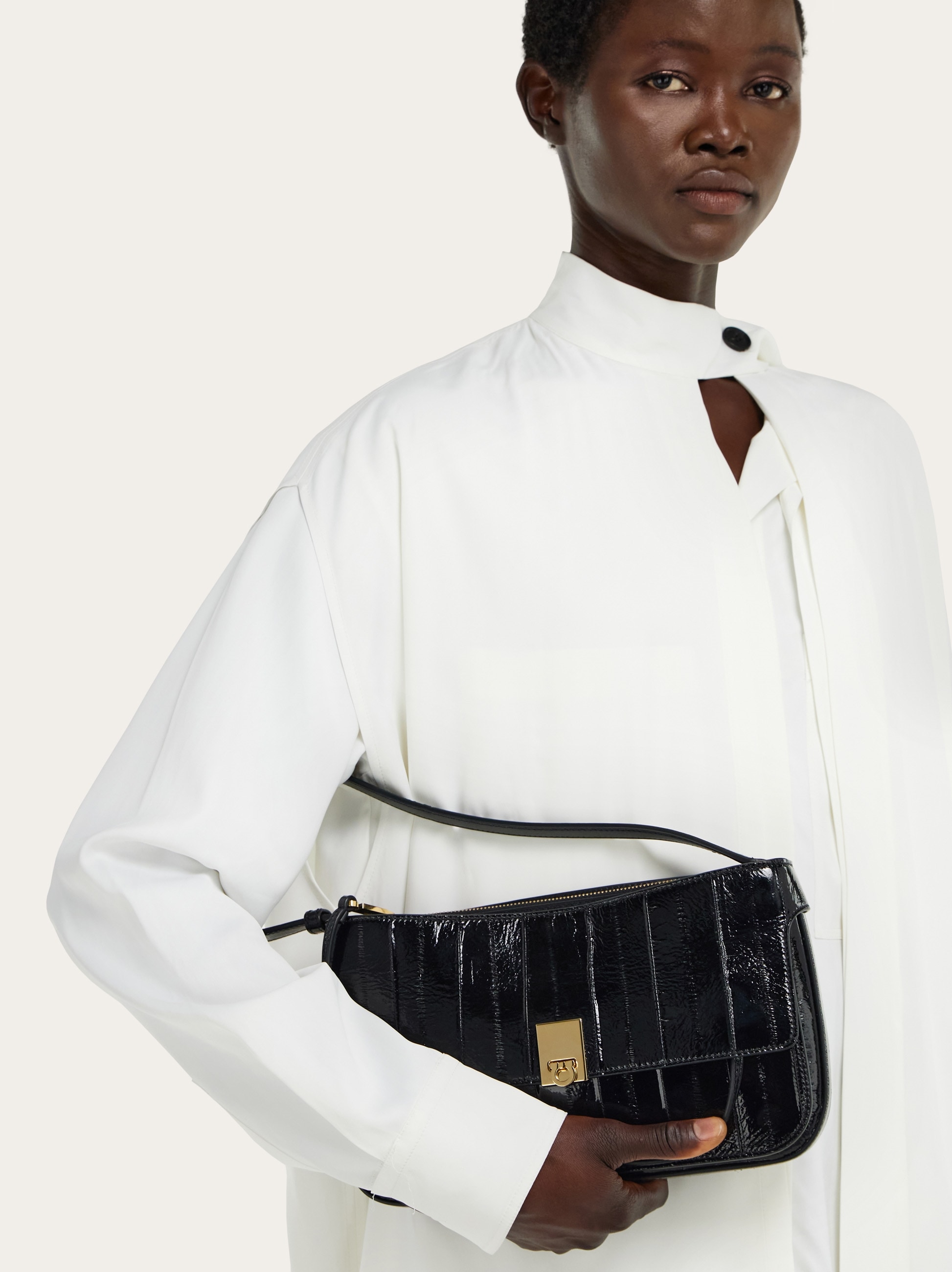 ゆ*マ様 Ferragamo黒エナメルショルダーバッグ VINTAGE FERRAGAMO