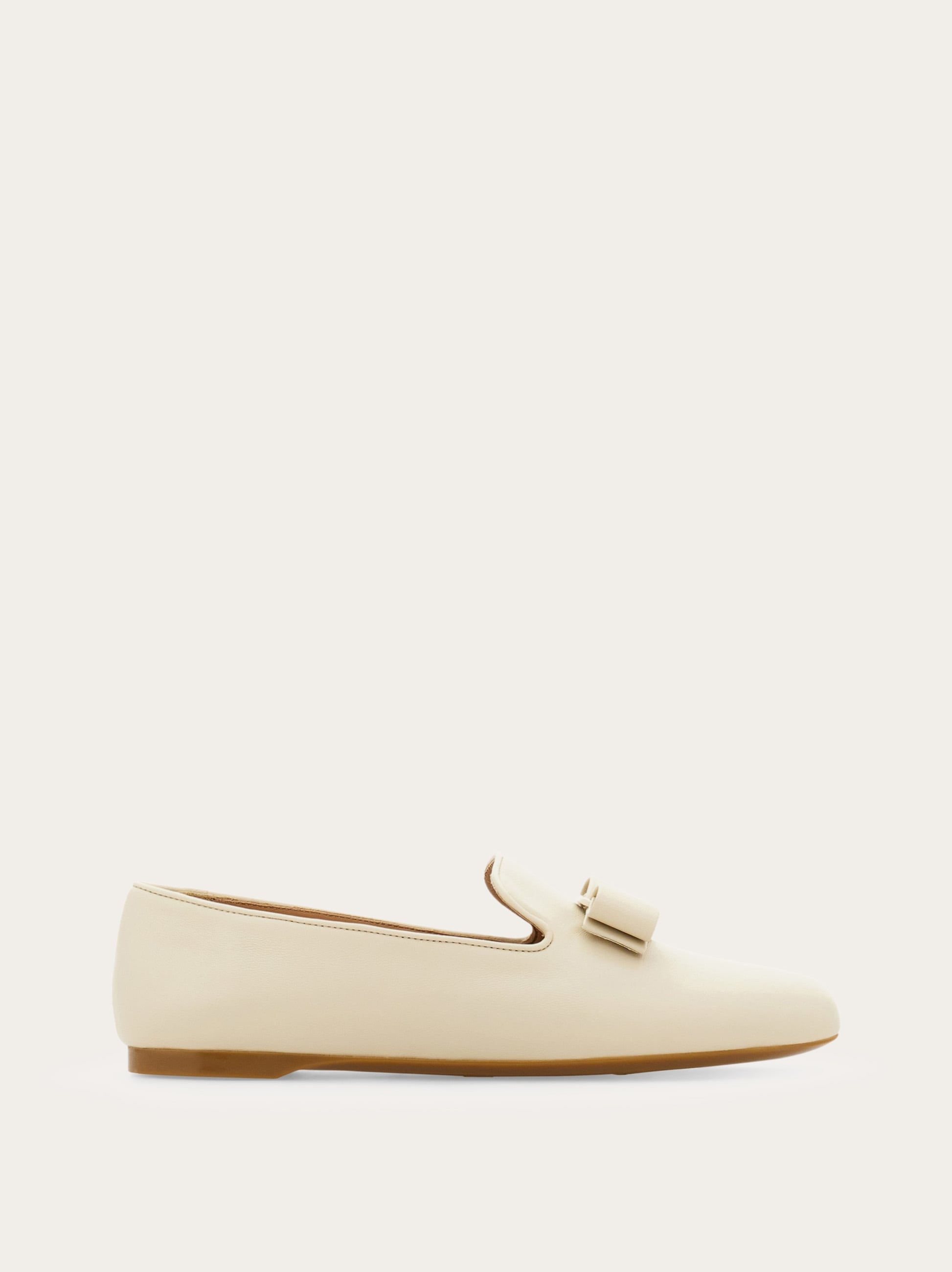 美品！FERRAGAMO フラットシューズ ホワイト リボン付き ヴァラ リボン バレエフラット - ウィメンズ | Ferragamo