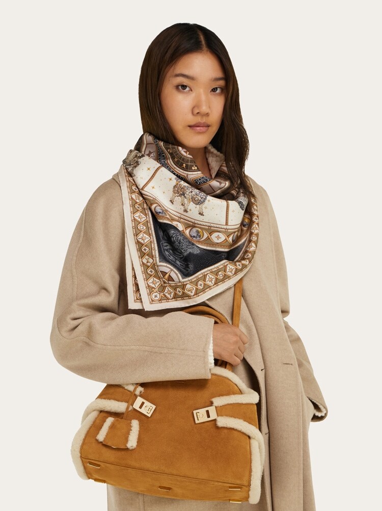 Hug handbag (S) Gallery image 3