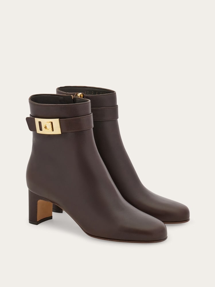 Hug buckle ankle boot Gallery image 2