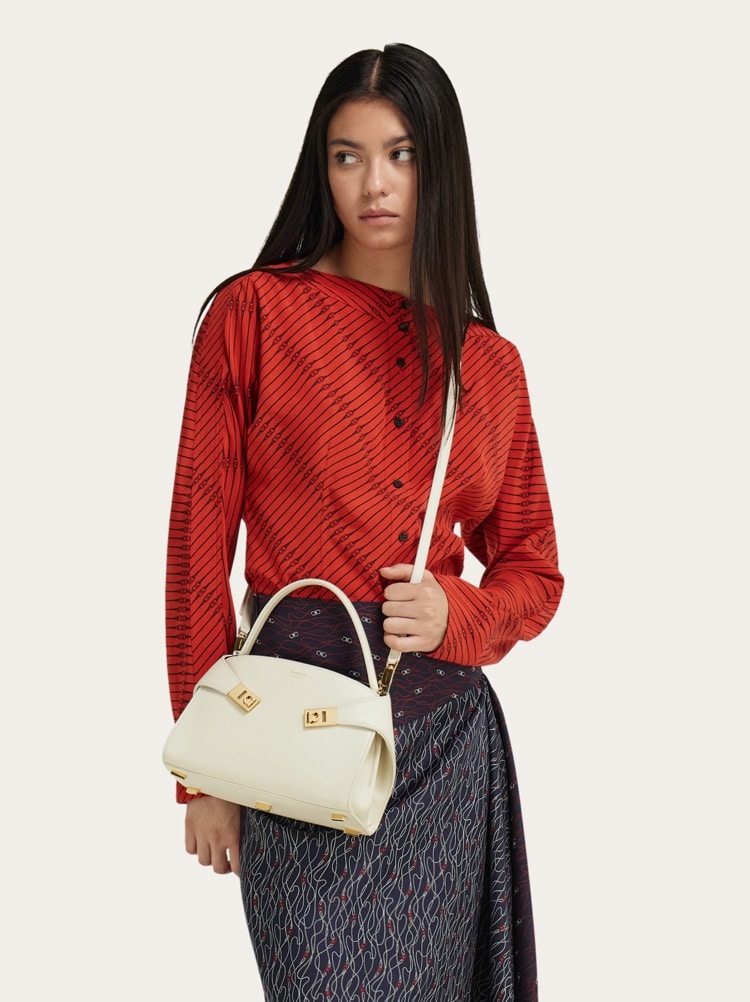 Hug soft bicolor handbag (XS) Gallery image 3