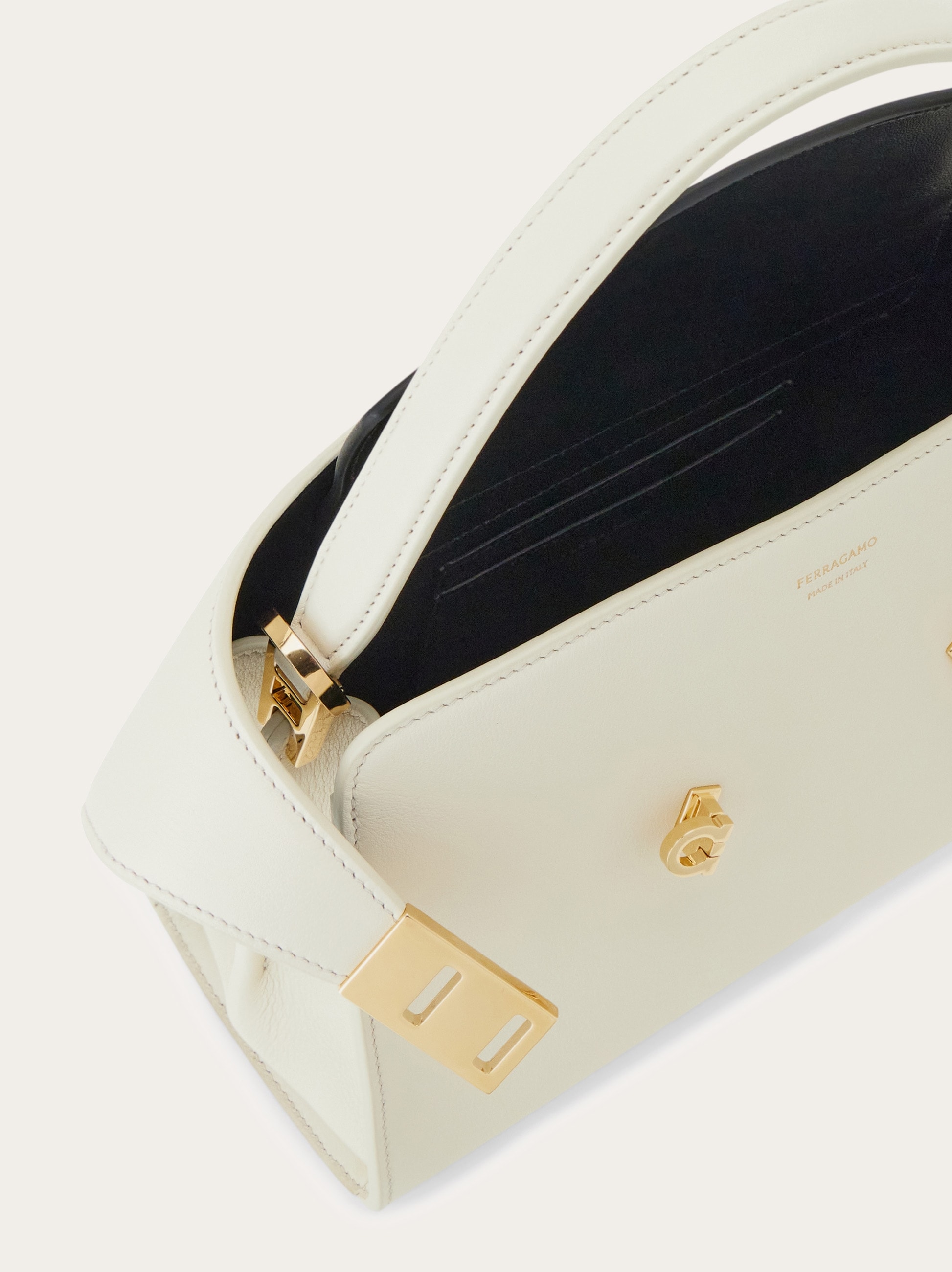 Ferragamo ハンドバッグ ホワイト、ブラック2個セット売り Hug ソフト バイカラーハンドバッグ(XS) - ウィメンズ | Ferragamo