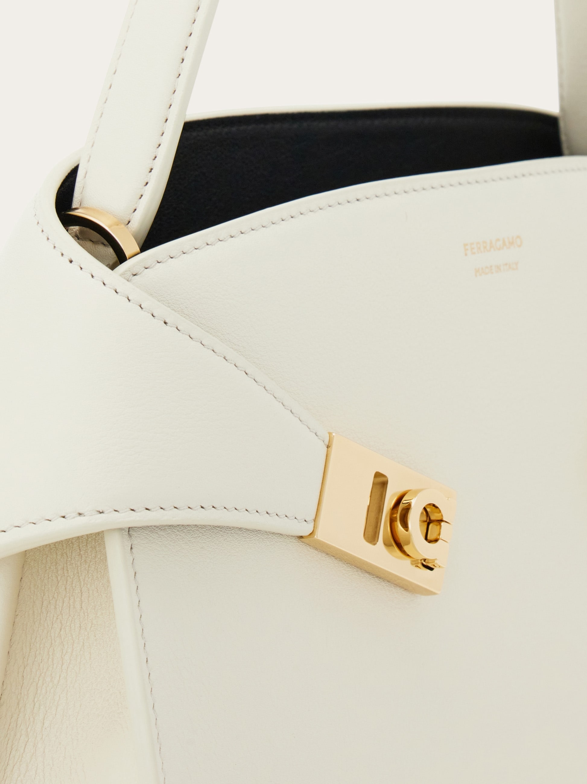 Hug ソフト バイカラーハンドバッグ(XS) - ウィメンズ | Ferragamo