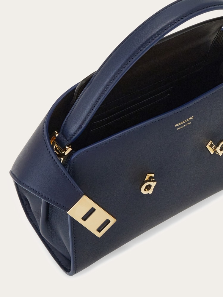 Hug soft bicolor handbag (XS) Gallery image 6