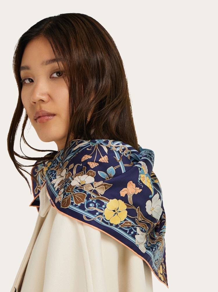 Foulard en soie imprimé Liberty Gallery image 3