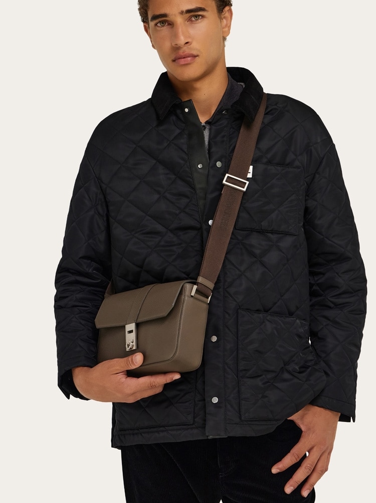 Hug buckle messenger bag Gallery image 2